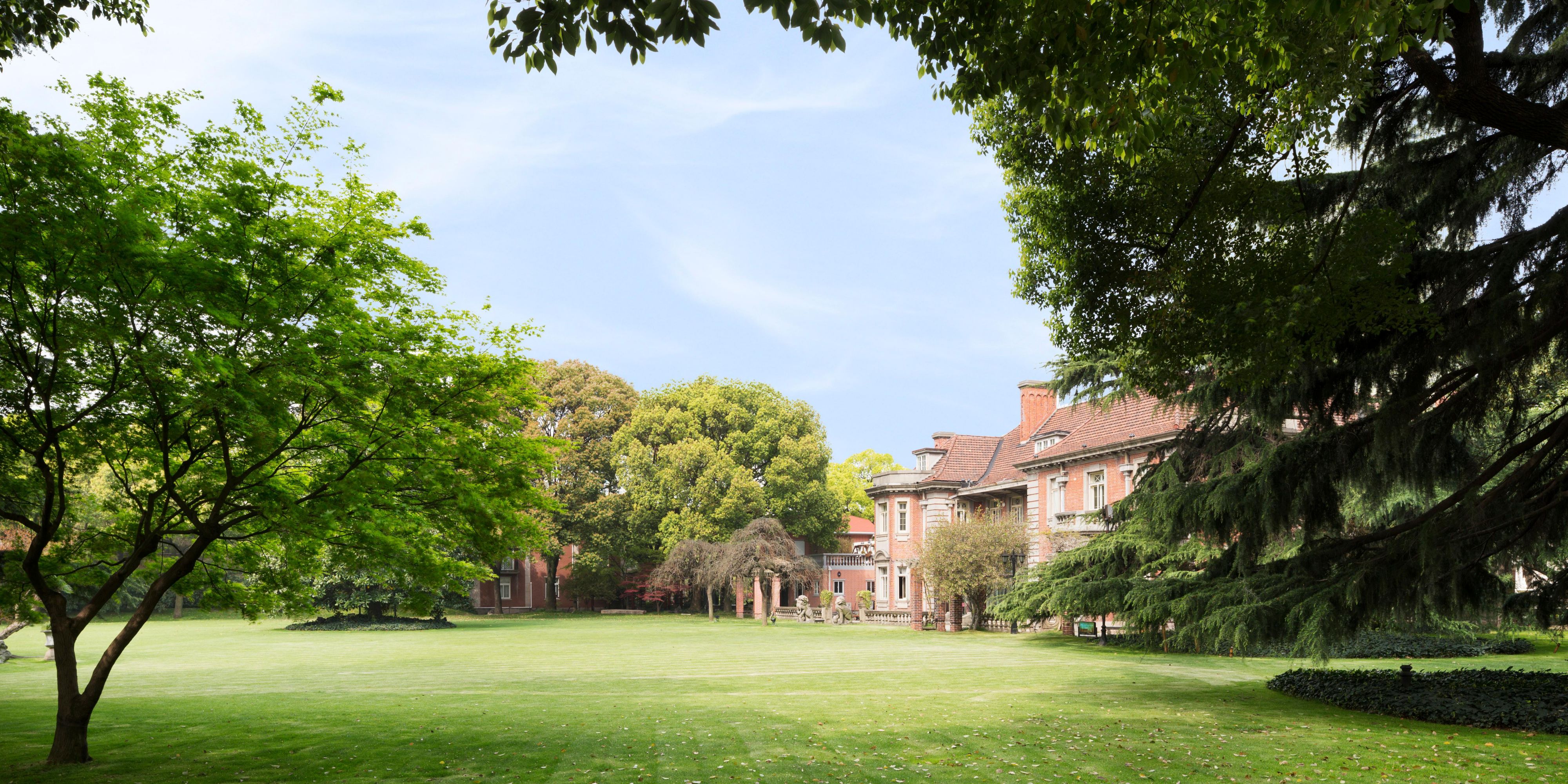 InterContinental Shanghai Ruijin features 55,000 square meters of enclosed, lush-lawn gardens that present a once in a lifetime, open-air setting for outdoor weddings. Our expertly trained, dedicated banquet and technical support team further serves to provide comprehensive event services, ensuring that your occasion is a complete success.