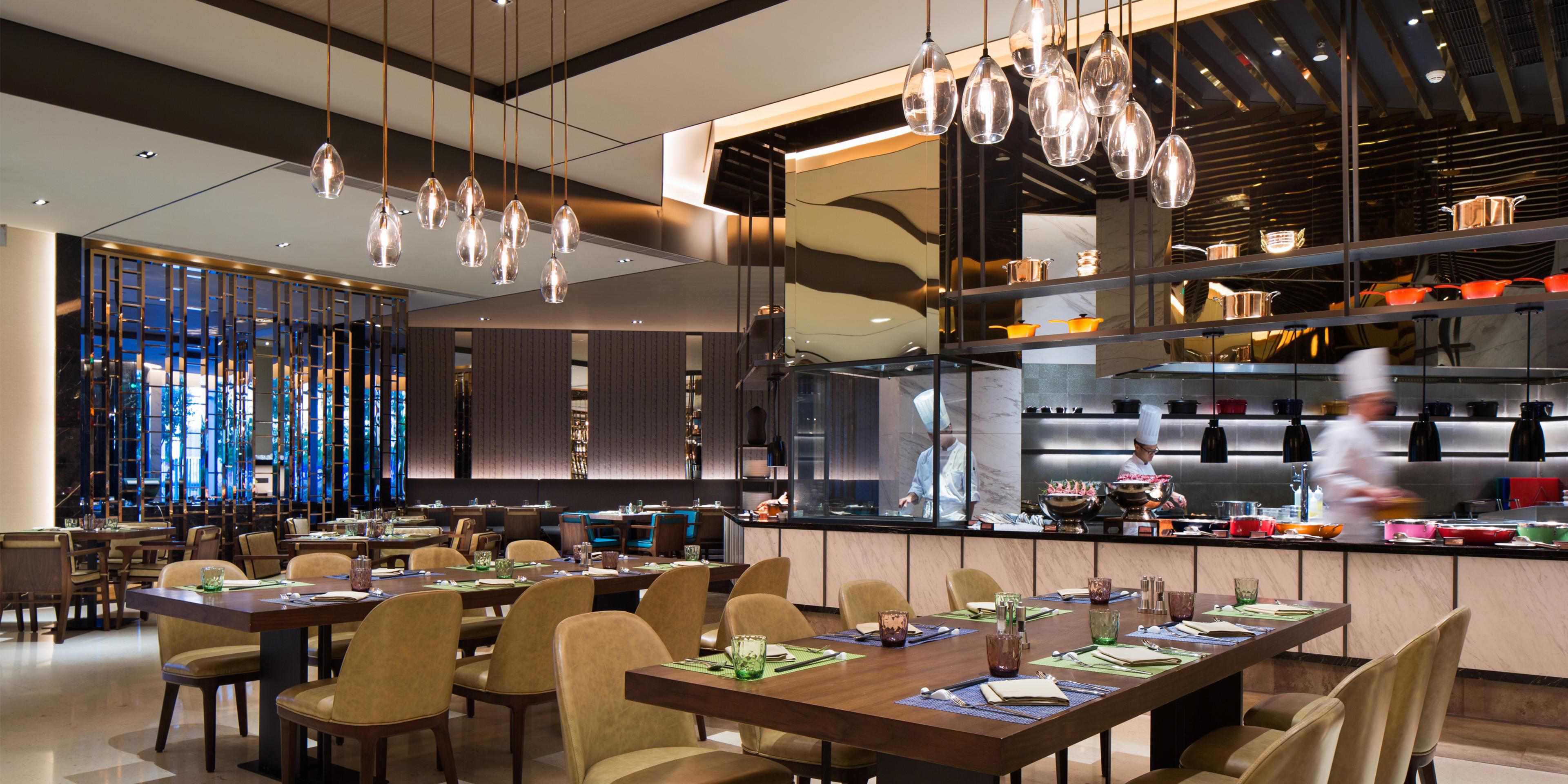 Five Live All Day Dining welcomes guests and gastronomes into a compelling cooking theater. The hotel’s talented chefs prepare an array of regional Chinese and international cuisines at five interactive kitchens, including a grill carving station, specialty noodles and dumplings, soup and hotpot, Mediterranean kitchen and a dessert counter.