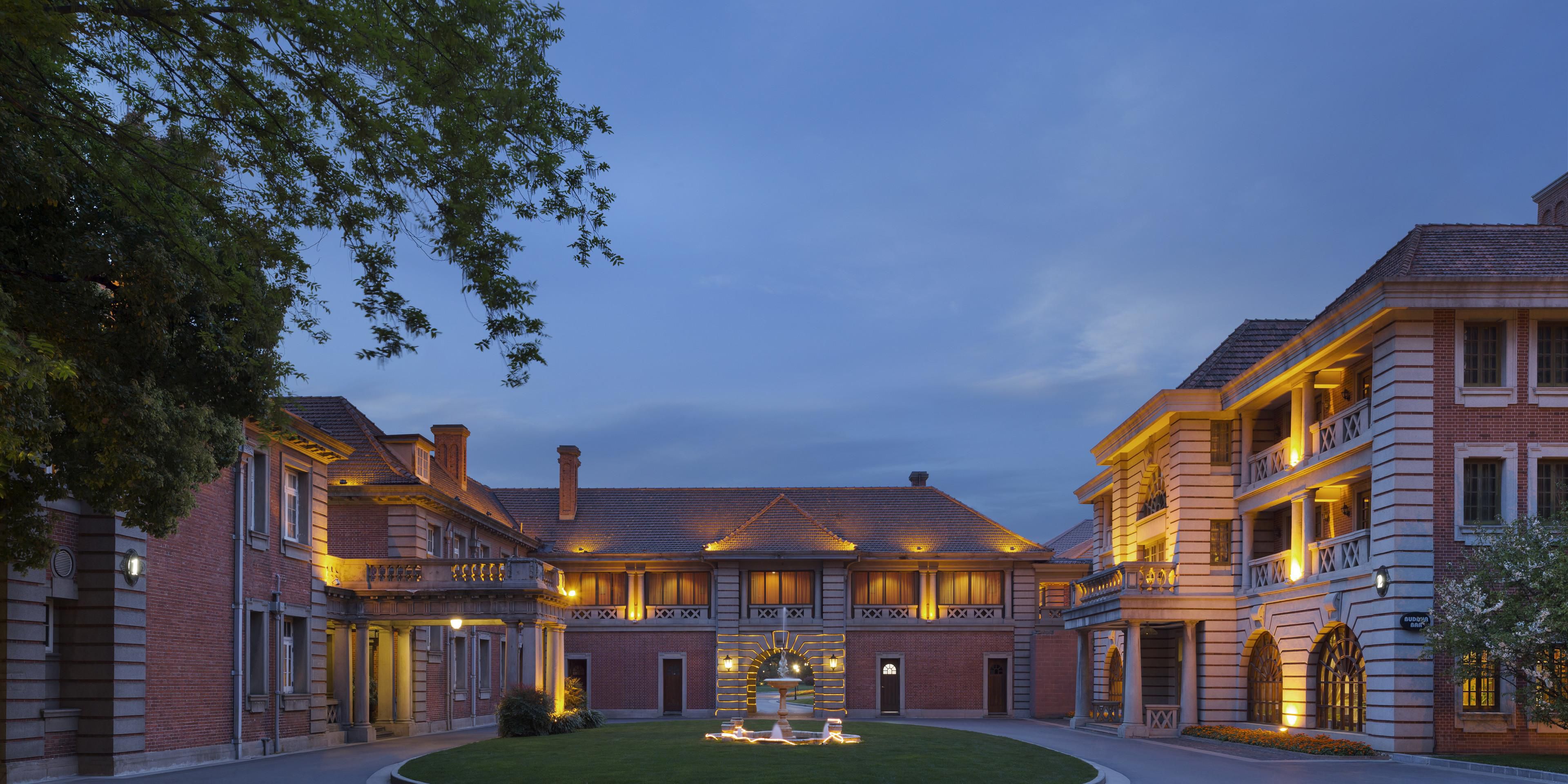 Located in the heart of Shanghai, close to Huaihai CBD and many of the city’s famous tourist attractions, InterContinental Shanghai Ruijin covers an area of 55,000 square meters featuring exquisite gardens and lawns. It exclusively presents Old Shanghai’s elegance of the 1930’s.