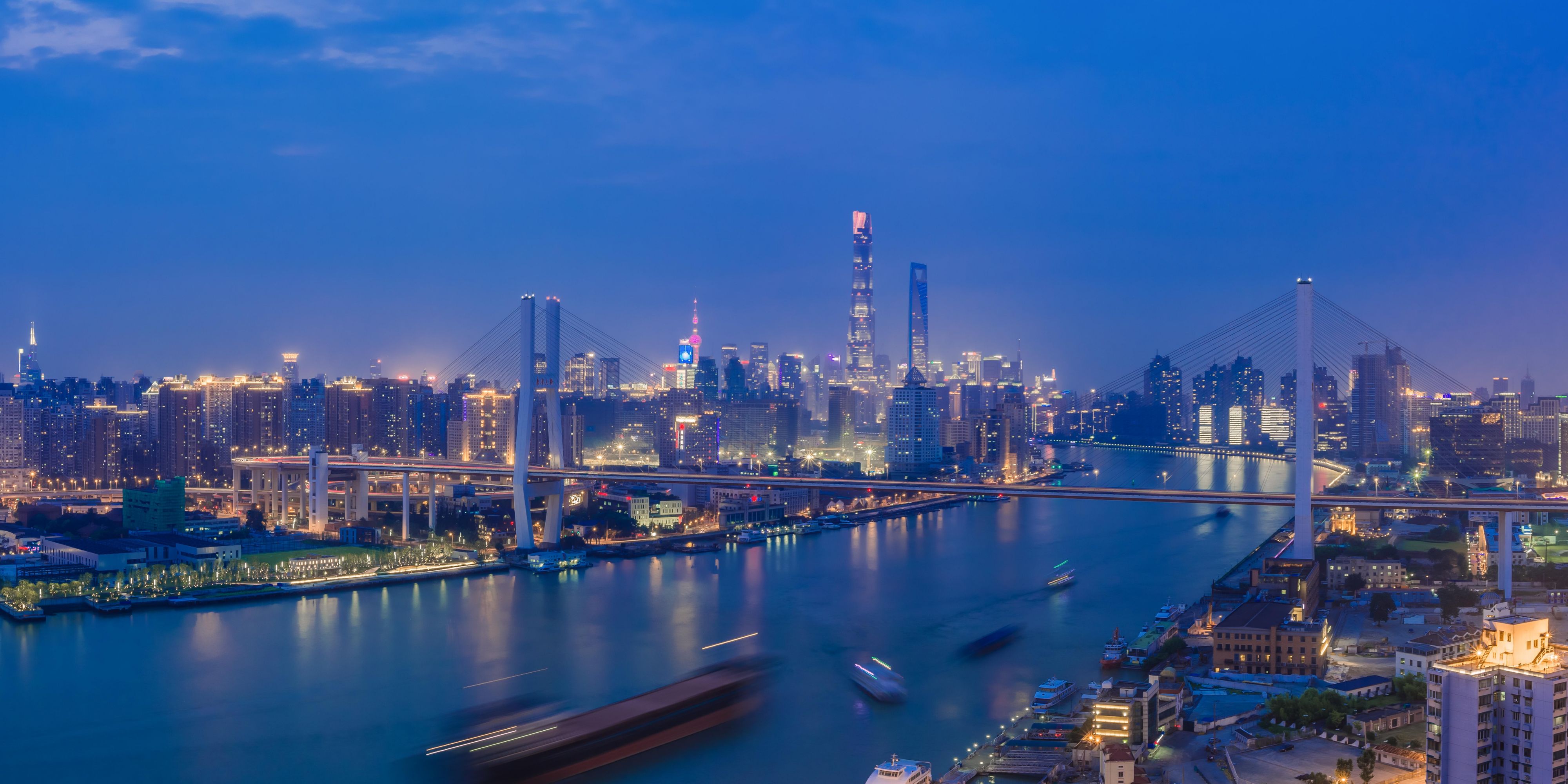 Sparkle Night Scene
At the hotel by the Huangpu River, enjoy the iconic skyline of Shanghai night, including crystal forest alike glittering skyscrapers of Lujiazui in the distance and UFO shaped Mercedes-Benz Arena nearby glowing with future lights.