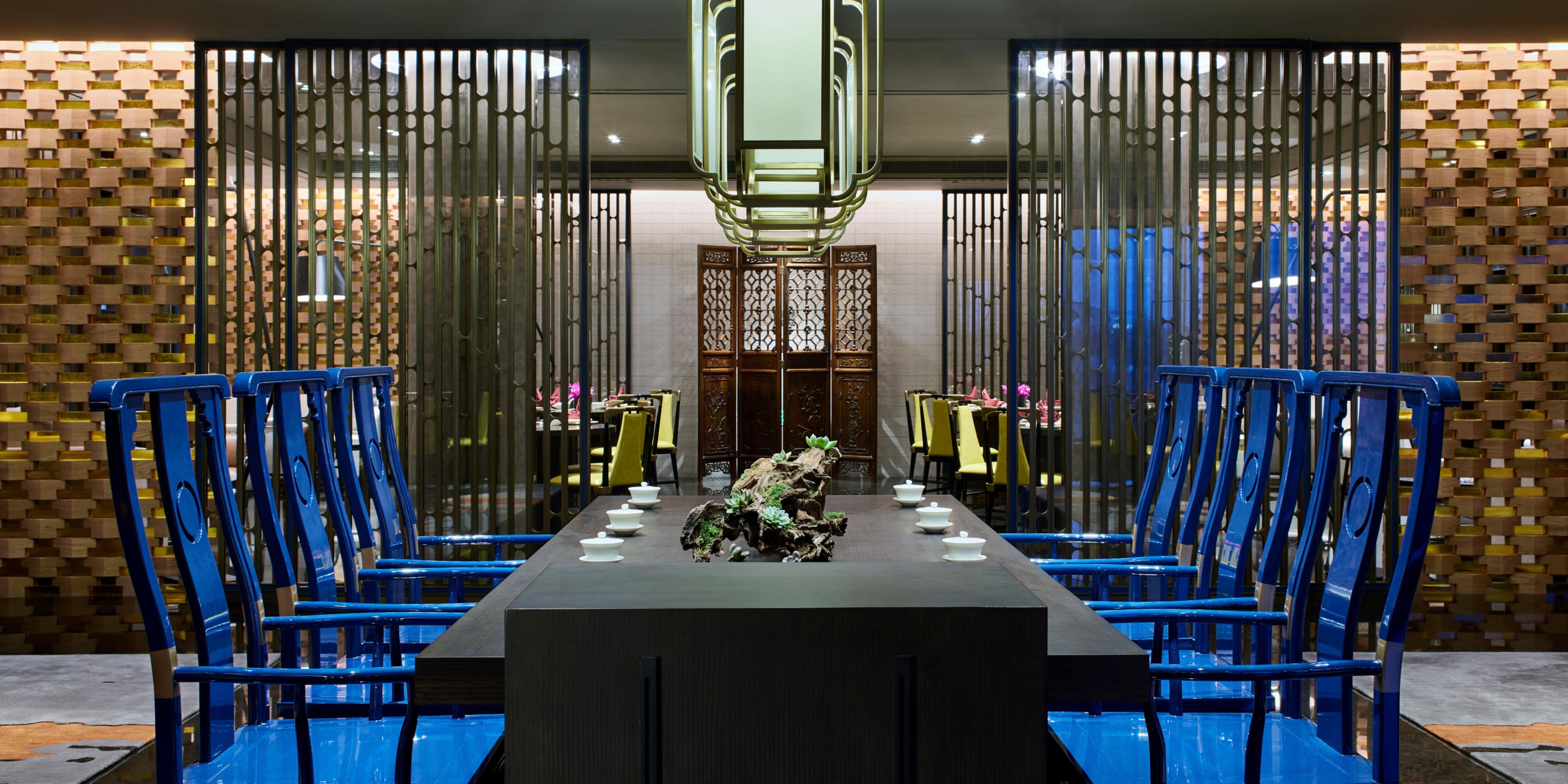 彩丰楼中餐厅，承中华饮食文化之精髓，以雅致包厢与匠心美馔诠释中华食韵。其出品凭借卓越品质，屡获 “橄榄中国·餐厅大奖 - 最佳中餐厅” 权威认可。从经典粤式珍馐到本帮风味创新，在古色古香的用餐氛围里，为您呈现多元均衡的美味奢宴，每一刻用餐时光都是精心策划的味蕾非凡“食”光。