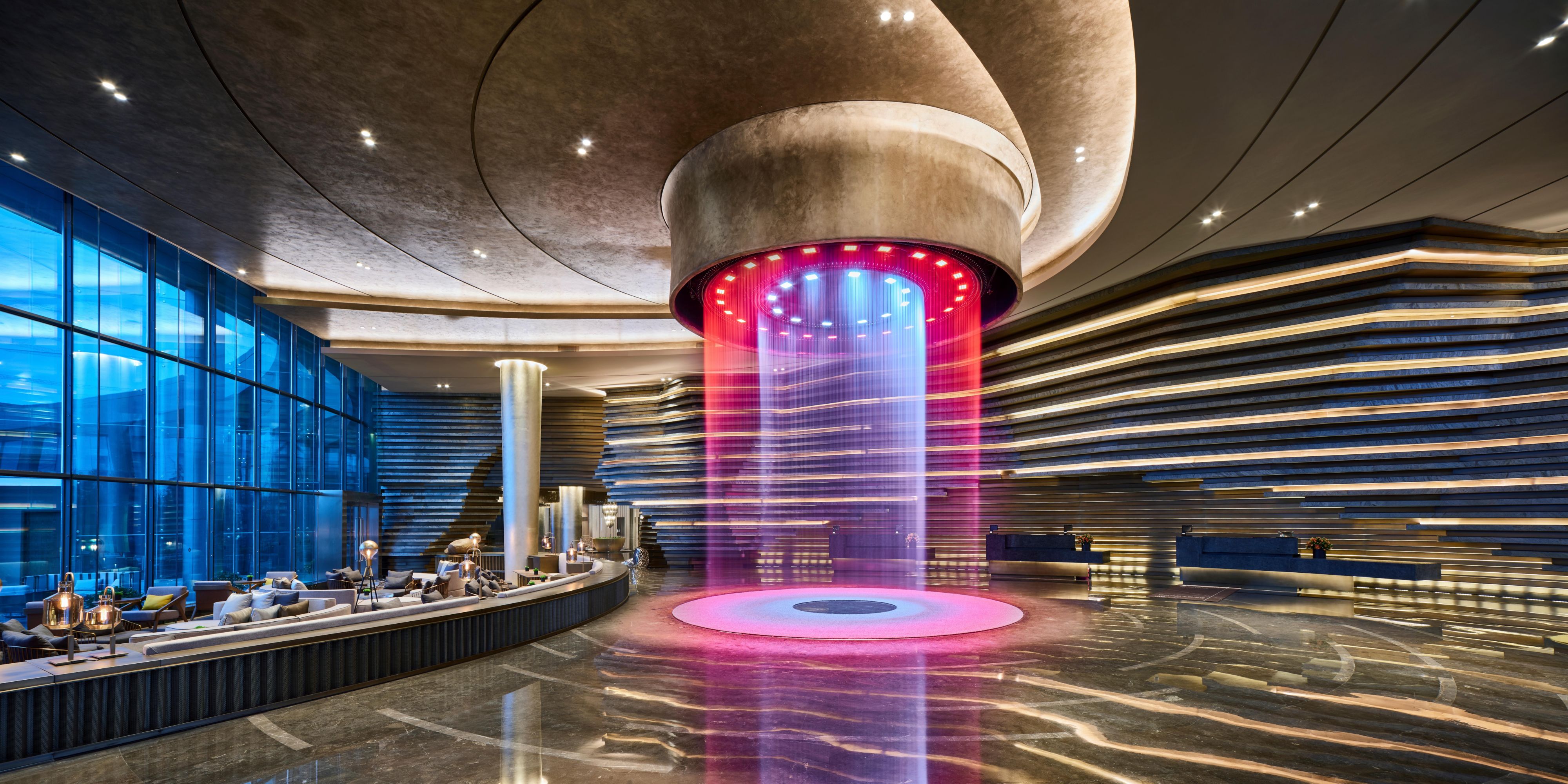 大堂以“地心奇遇”为主题，墙体立面整体呈古铜色，重现矿坑岩层的自然风貌，蜿蜒起伏。黑色的装饰材料与崖壁自然形成呼应，散发金色光芒，让入住者如临其境，宛若置身岩层中心。每日4场（10:00/14:00/17:00/21:30）大堂中央的动态水幕不断流动变幻，与背景墙上的层叠远山汇成一景，营造出不同的氛围体验，为您开启惬意舒心的奇境之旅。