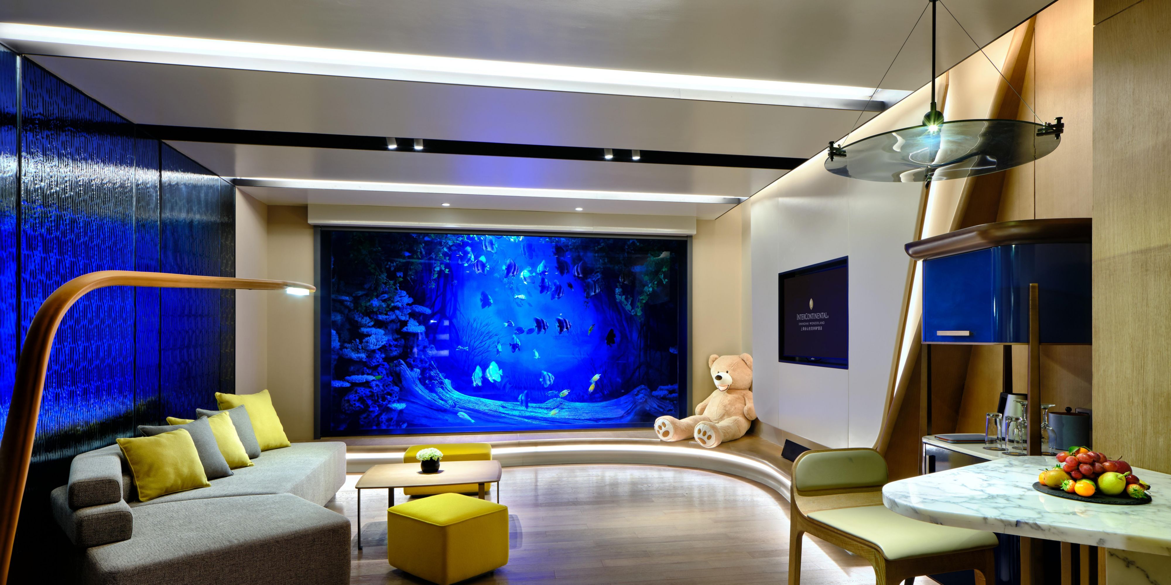 面积约120平米的复式套房，当进入客厅如同入进水族馆一般，展现海底世界般景色，更有儿童房及露台。尊享洲际俱乐部礼遇及专属管家服务。客房配备百度AI智能，飞利浦55寸液晶智能电视、BOSE音响系统，Nespresso咖啡机等现代设施一应俱全。享受豪华舒适的大床、枕头菜单和专属定制的床上用品，Ferragamo品牌沐浴洗护产品，戴森吹风机，独立的浴缸及淋浴区域及房间智能控制系统。