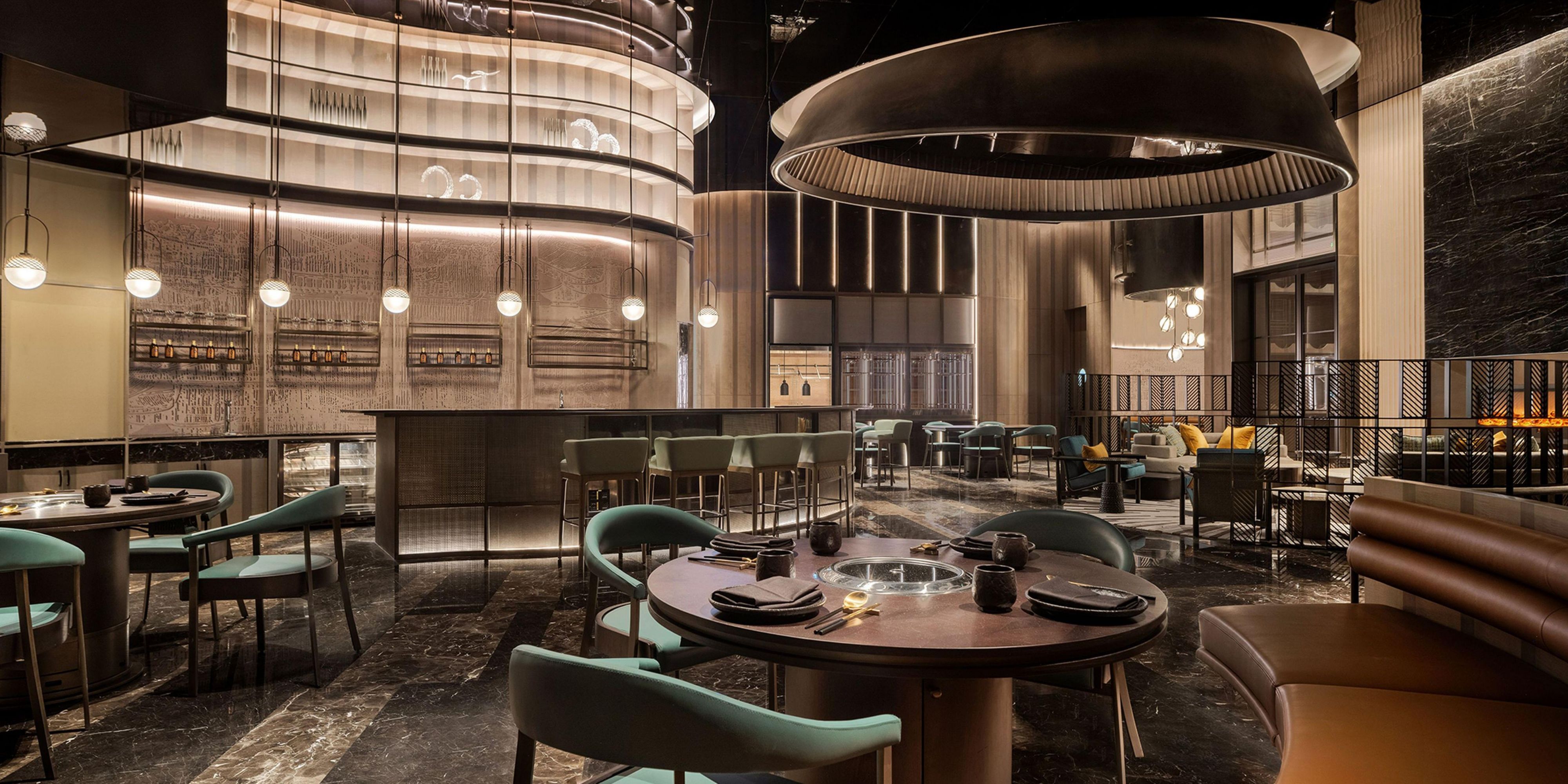 The hotel's specialty restaurants allow guests to savour authentic Chinese and International cuisine. Our InterContinental Insider Chefs select from the freshest seasonal ingredients to prepare the most exquisite dishes, including premium seafood at the core.