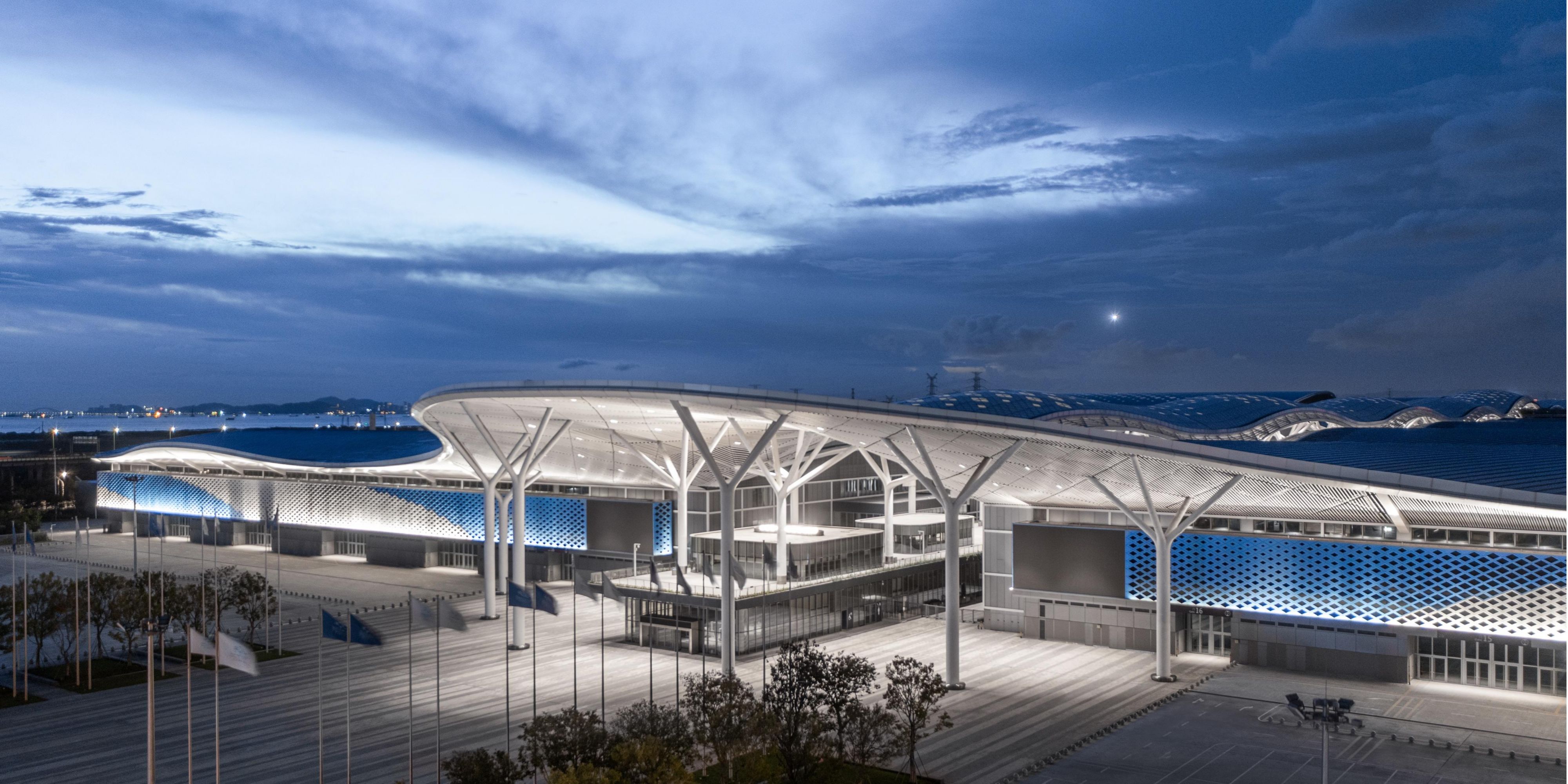 The exhibition center is a short 10-minutes walk from the hotel via the Fuhai River. We are additionally some 800 meters from Shenzhen World North Station. Qianhai Snow World is about 5-minutes and Shenzhen-Zhongshan Link is 15-minutes by car. Shenzhen Bao'an International Airport is approximately 6.4 straight-line kilometers from the hotel.