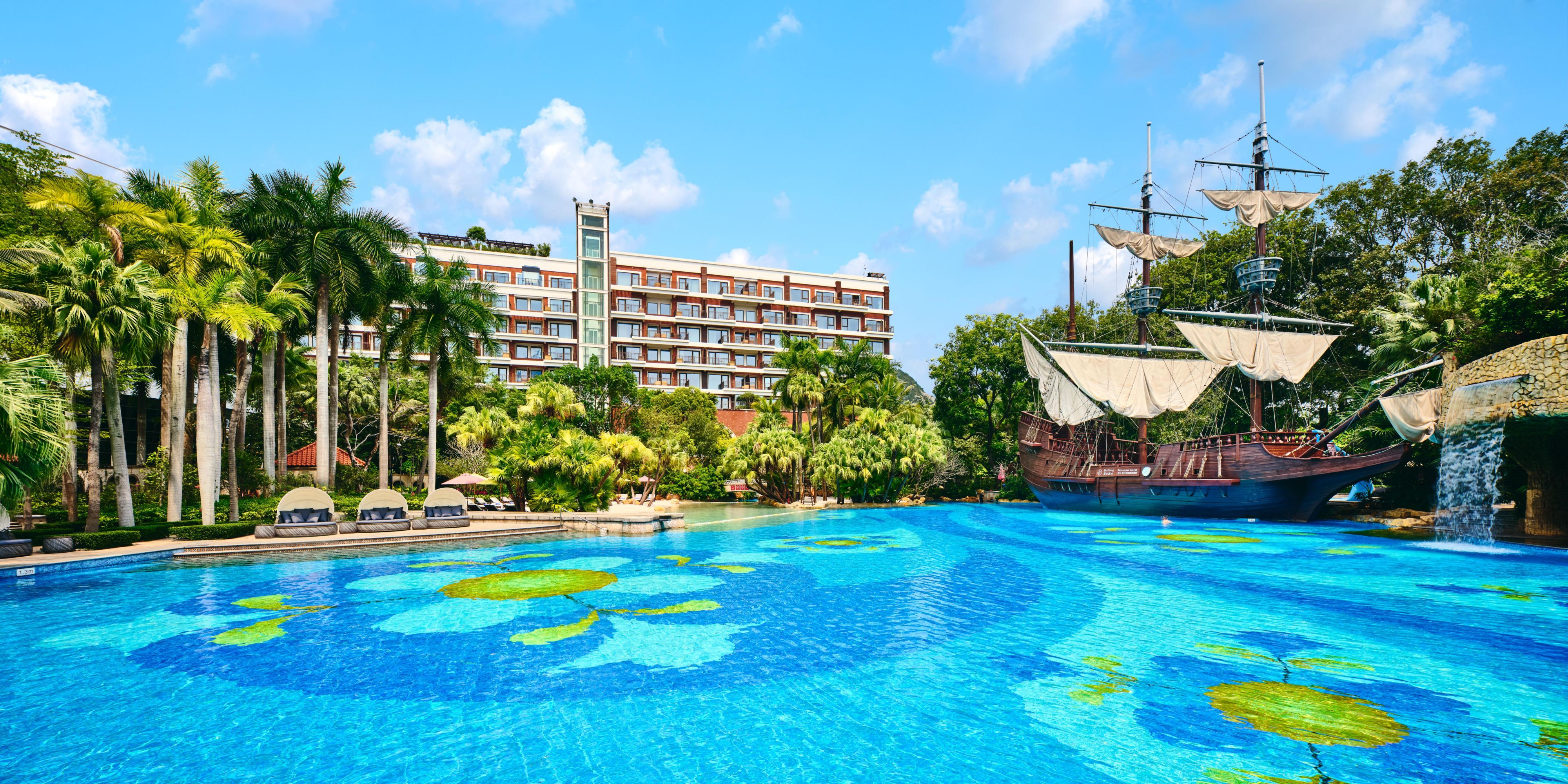 深圳华侨城洲际大酒店坐落于艺术、文化与经济交融的华侨城核心片区，既是繁闹都市中难得的静谧绿洲，更藏着一片治愈身心的都市秘境。酒店环抱 10000 平方米热带加勒比式深氧花园，白沙细滩与澄澈户外泳池相映成趣，葱郁绿植与清新空气交织出天然氧吧。建筑设计萃取艺术精髓与热带风情，将都市繁华与自然静谧巧妙相融，空间布局开阔雅致，每一处细节都暗藏艺术巧思。开放式公共区域与特色空间通透舒展，将花园景致与都市天际线尽收眼底，豁然开朗。客房配置精益求精，兼具舒适质感与艺术格调，无论是商旅休憩还是家庭度假，皆能在繁华秀木间私享静谧，邂逅一段浸润艺术气息的奢华旅居，留存难忘的都市度假记忆。