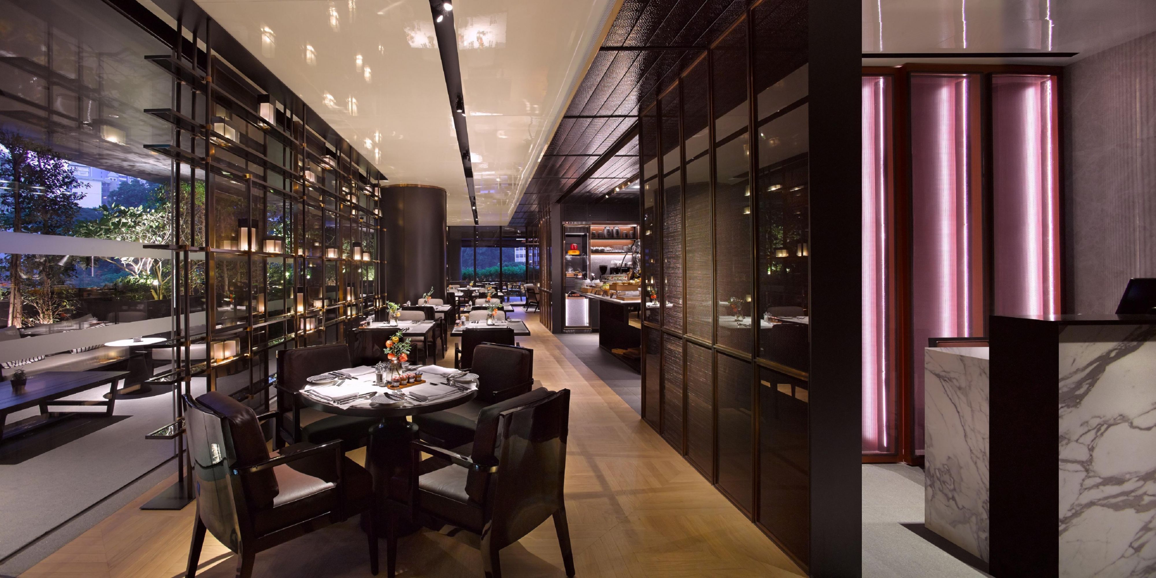 Indulge in elevated experiences for your business or leisure needs at Club InterContinental, with an exquisite selection of dining options available from day to night. Located on level 4 of the hotel, our signature lounge features intimate indoor booth seating, and an outdoor terrace that invites you to connect with nature.