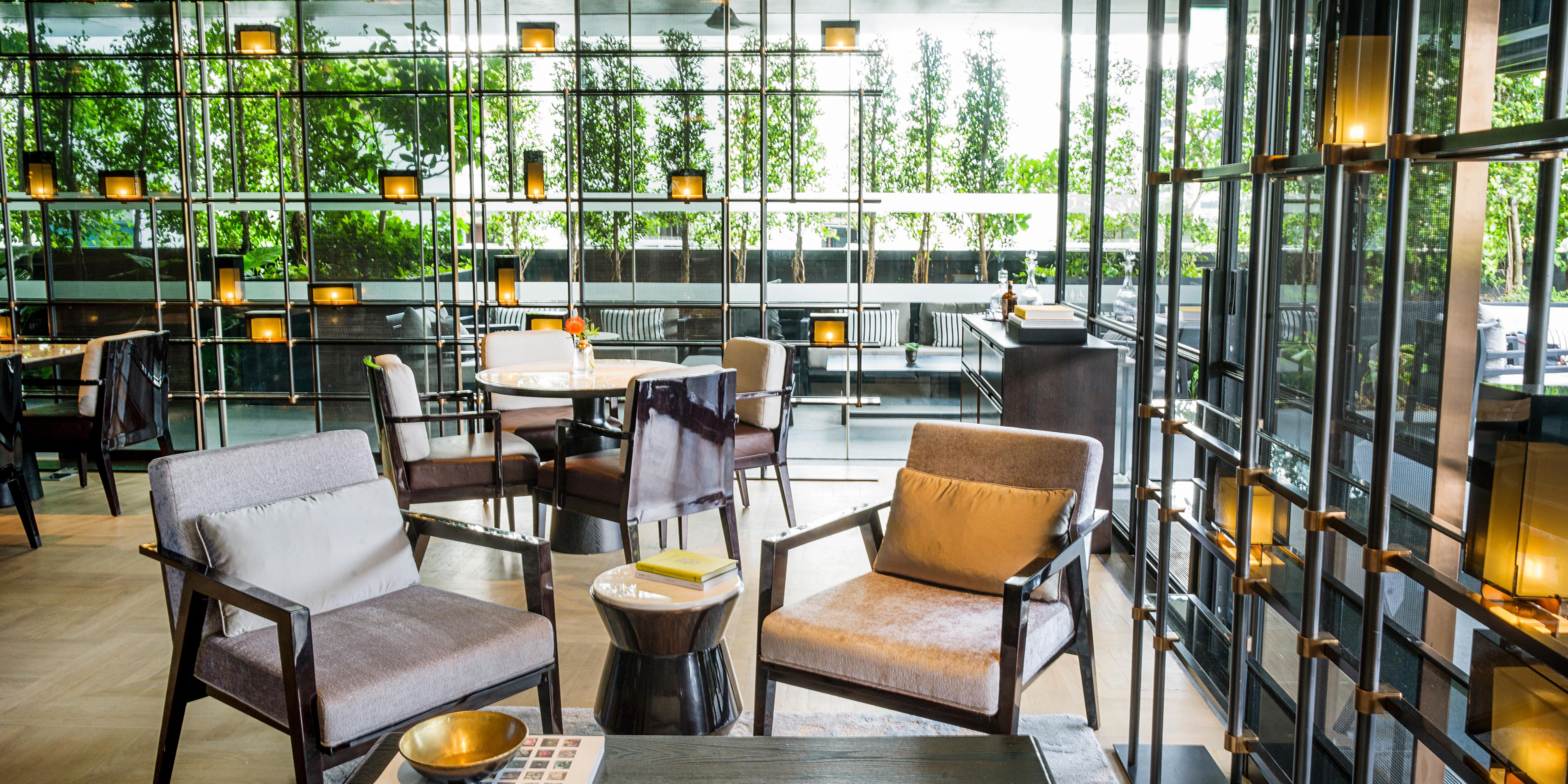 Recharge in private seclusion while savouring exceptional culinary offerings throughout your stay.

Enjoy exclusive access to Club InterContinental Lounge when you stay in one of these light-filled studios.

Designed for relaxation, business discussions, light dining, and drinks, indulge in a tranquil stay with exclusive club lounge access today. 