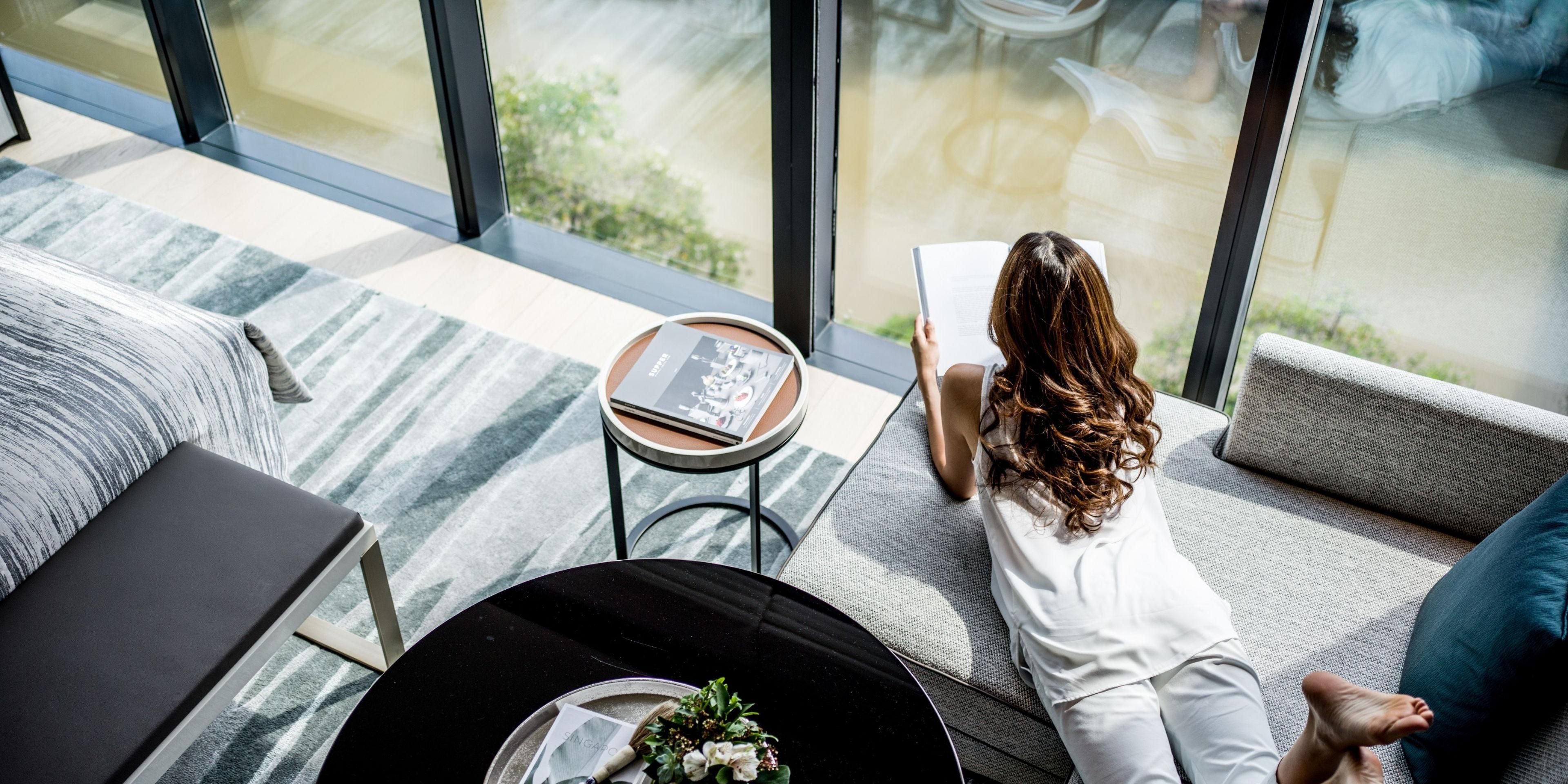 Experience unhurried luxury with a 30-hour all-inclusive stay.

Check in early at 12 pm and unwind with all-day access to our Signature Club InterContinental Lounge, a complimentary in-room mini bar, and SGD 50 dining credits at the award-winning Publico Ristorante & Garden—before a leisurely late check-out at 6 pm the next day.