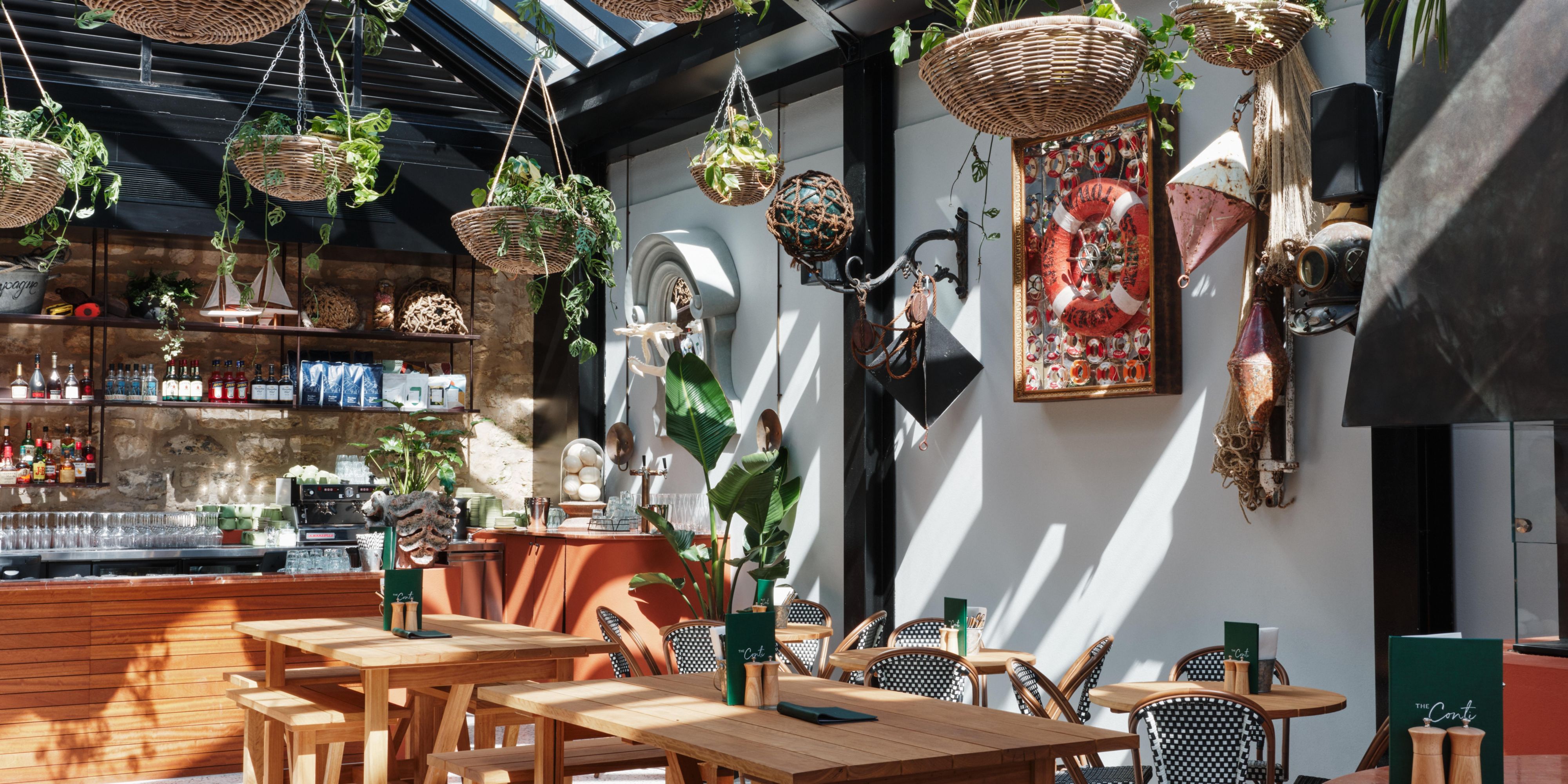 Experience elevated dining with ocean views, à la carte meals in vibrant, sun-lit spaces, laid-back al fresco feasts, and delicious wood-fired pizzas. A local icon since 1875, the hotel and its five distinct dining options are inspired by its coastal destination and Mediterranean charm. 