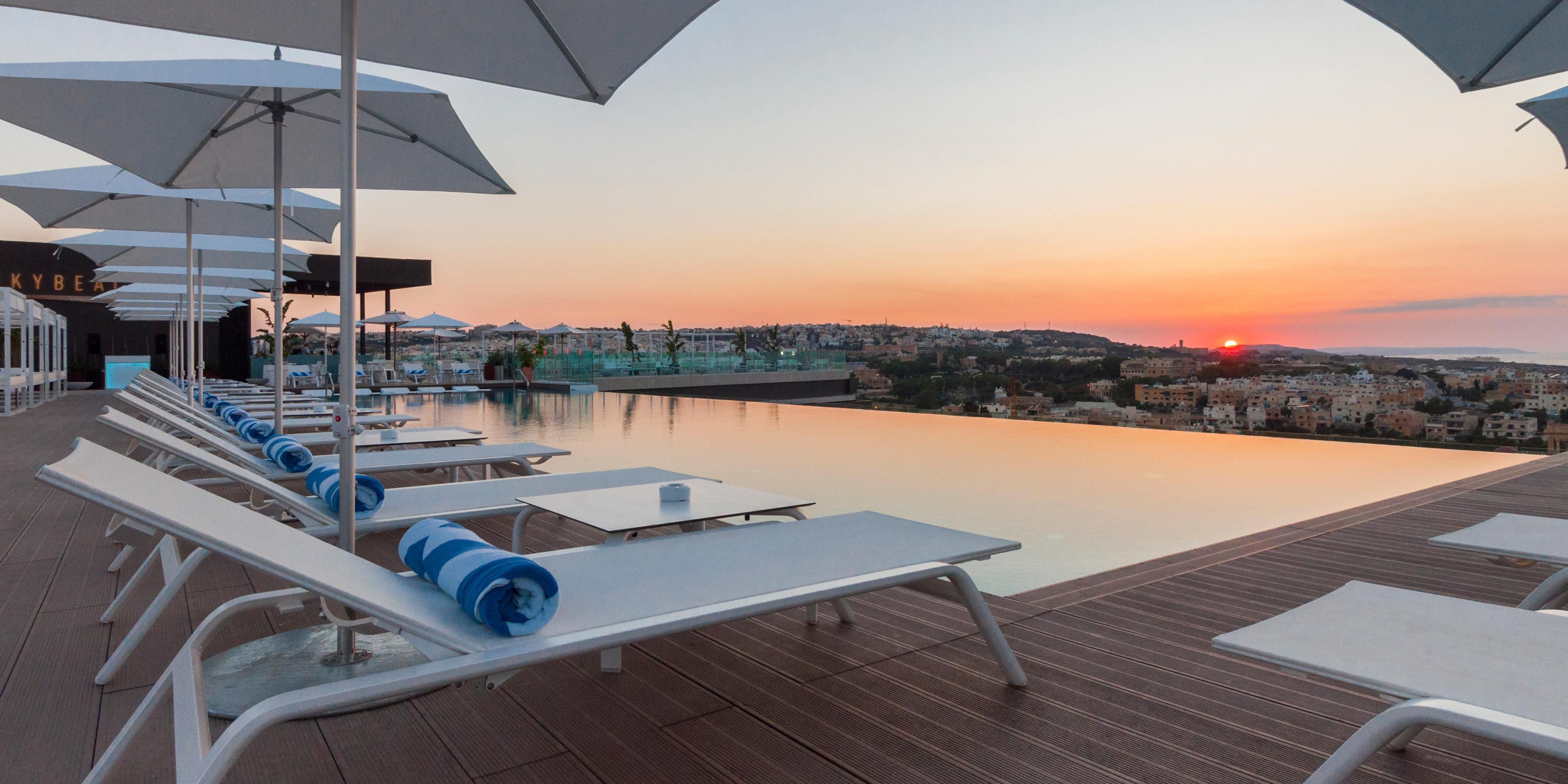 Stunning and Exclusive Rooftop Pool and Bar, SKYBEACH on Level 19