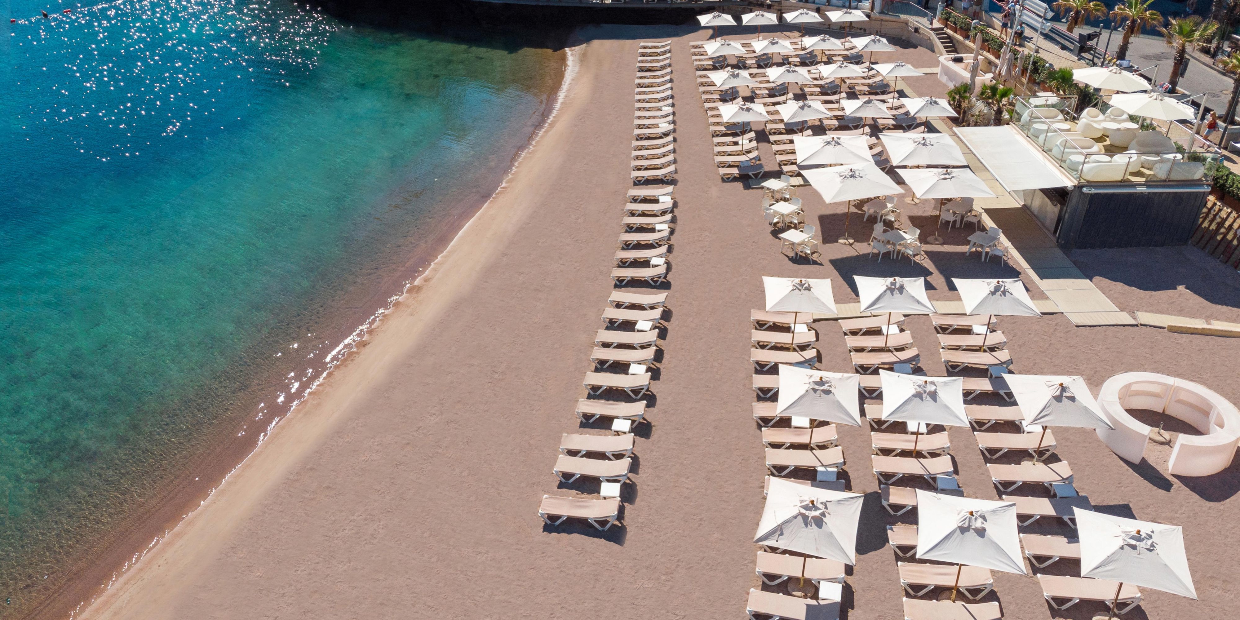 Relax in the sun, sip on a cold drink, and enjoy a delicious meal at InterContinental's Beach Club. With complimentary beach towels, umbrellas and sunbeds, all you have to do is sit back and soak up the sun! Complimentary access to all guests who stay with us. 