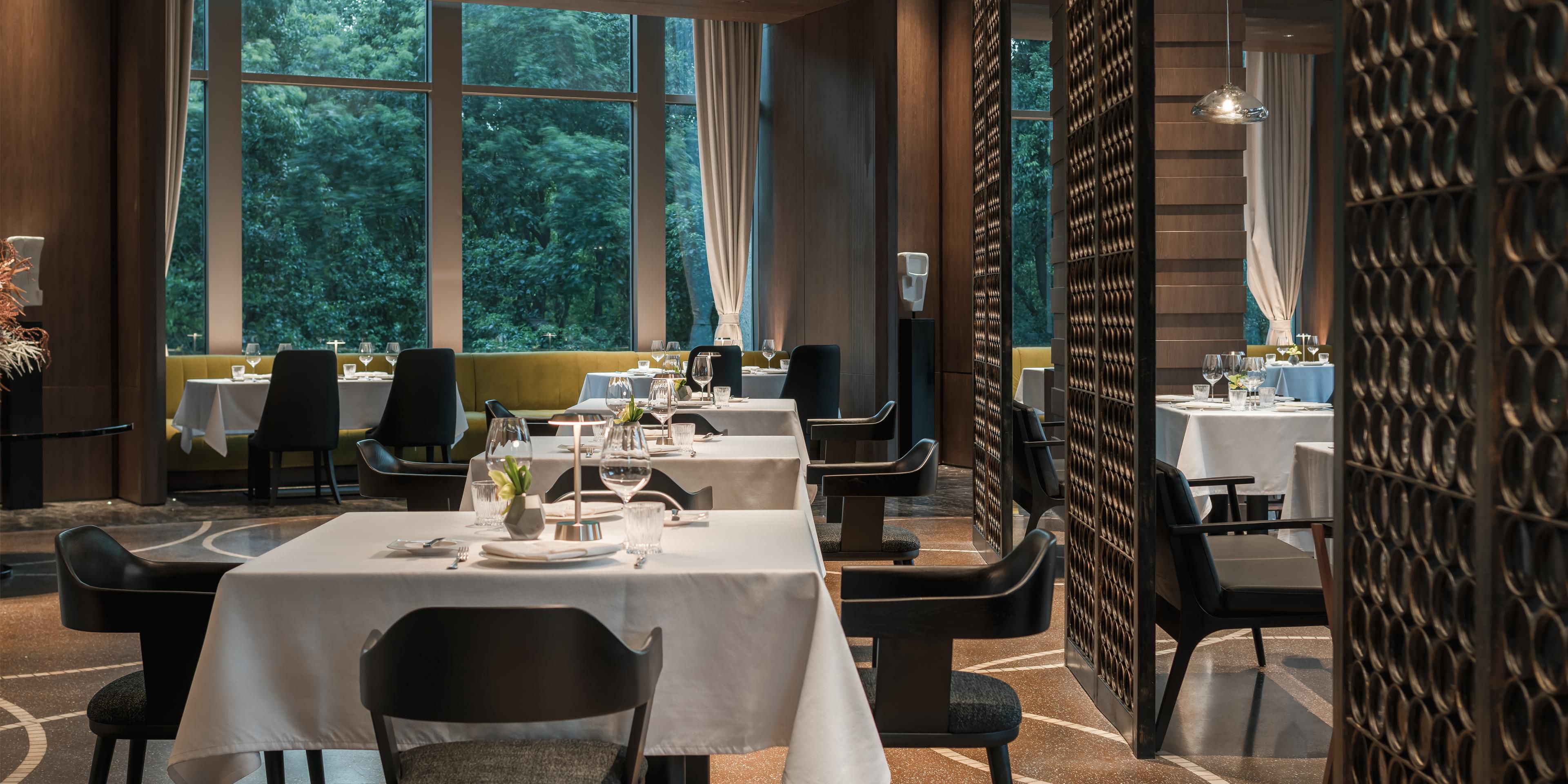 里瓦地中海扒房于2022年焕新升级，作为苏州唯一一家上榜黑珍珠的西餐厅，里瓦以炭火烘烤的进口牛排和海鲜为特色。牛排涵盖来自不同国家、不同等级的优质选择，包括菲力、西冷、肉眼等，同时亦提供餐厅自制的干式熟成牛排。令人垂涎的各式甜品和品种繁多的酒水选择，为您呈现更丰富的用餐体验。