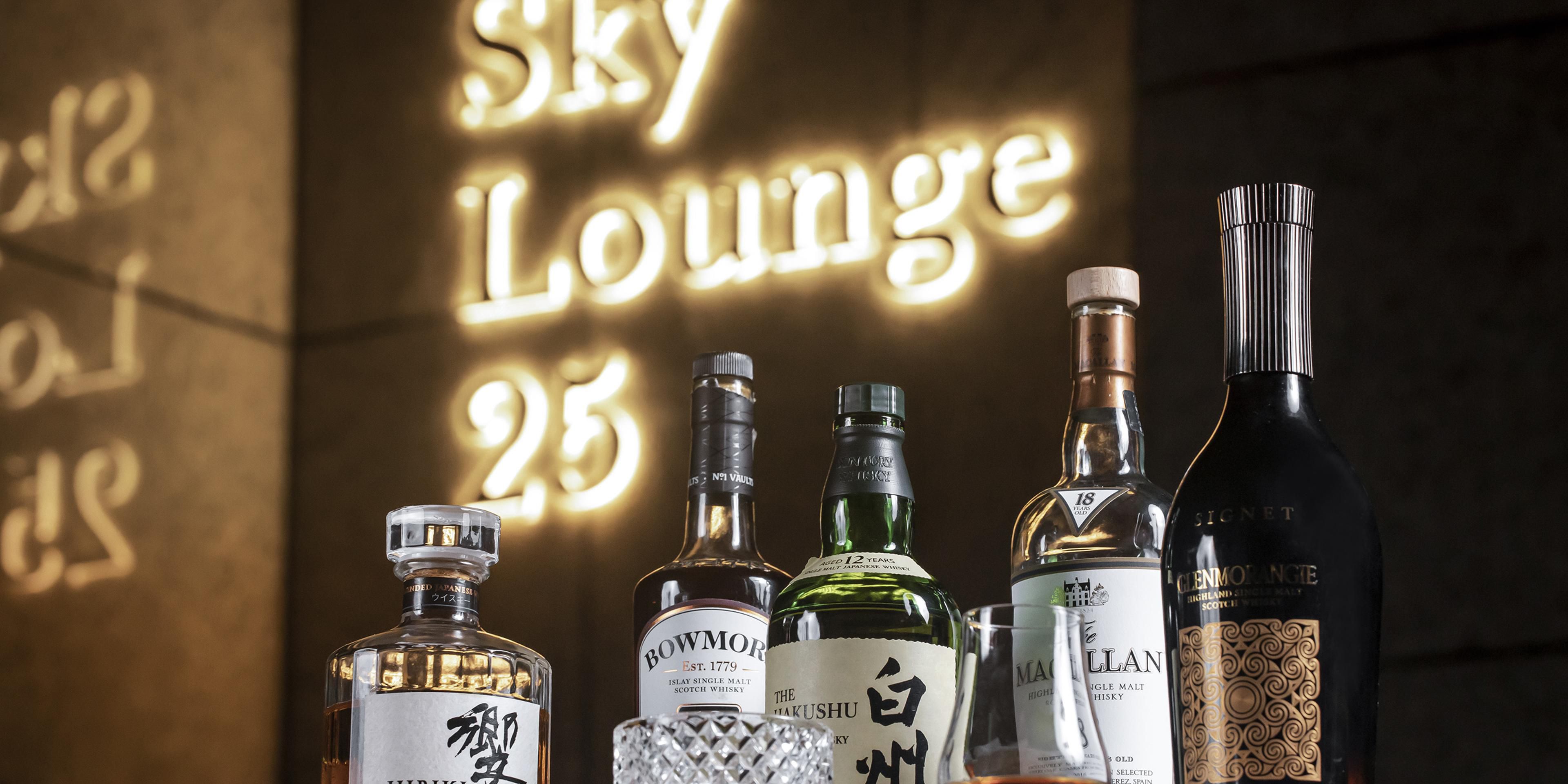 位于酒店25楼洲际行政俱乐部户外露台的Sky Lounge 25是俯瞰金鸡湖夜景的理想场所，适合与三五好友品酒怡情，有多款特调鸡尾酒和威士忌可供选择。