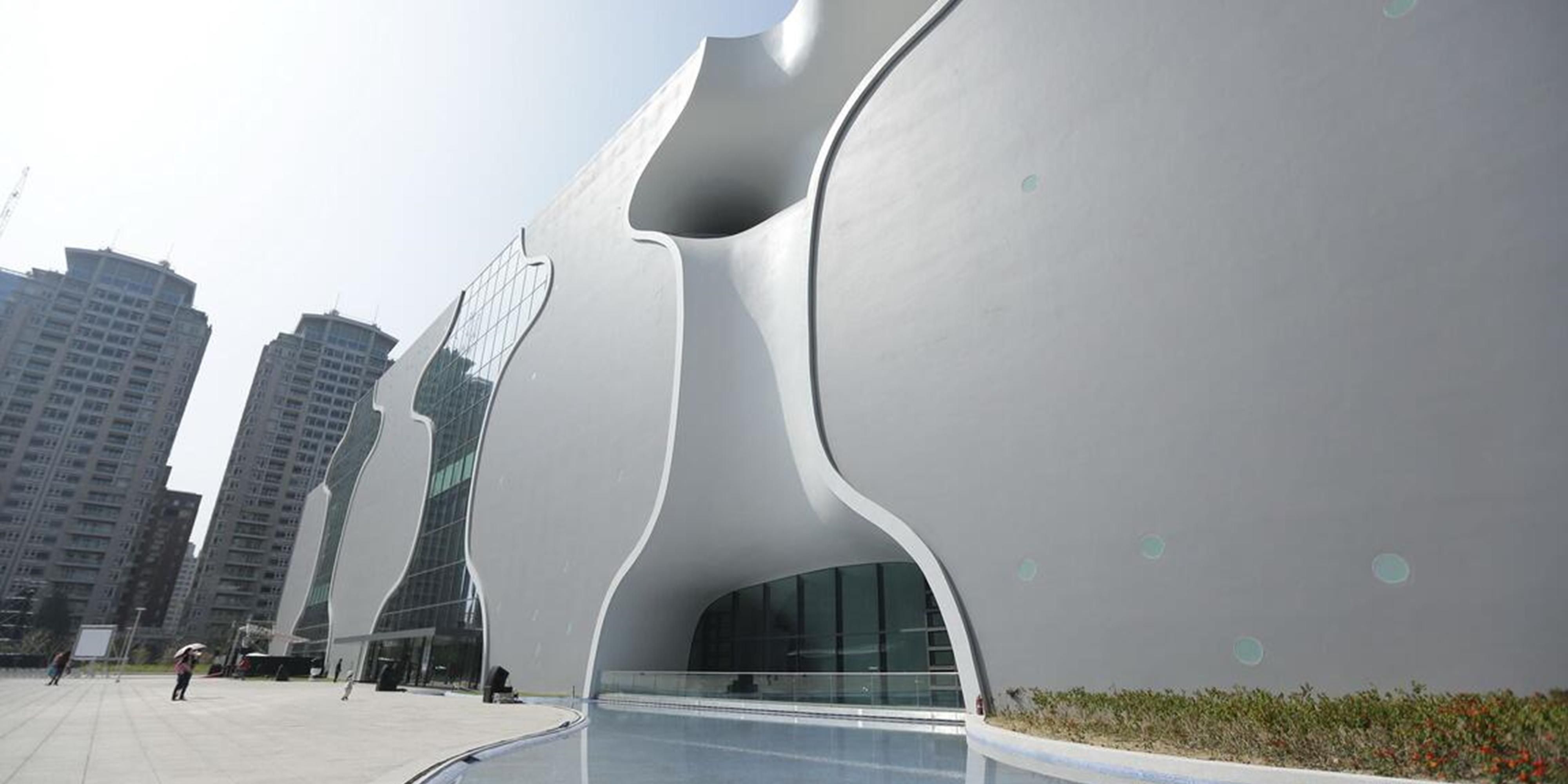 The Taichung Opera House, designed by Toyo Ito, stands out in Taichung's Xitun District, Taiwan, spanning 57,685 sqm. It features innovative architecture without beams or columns, and includes theaters, dining spaces, and a rooftop garden.