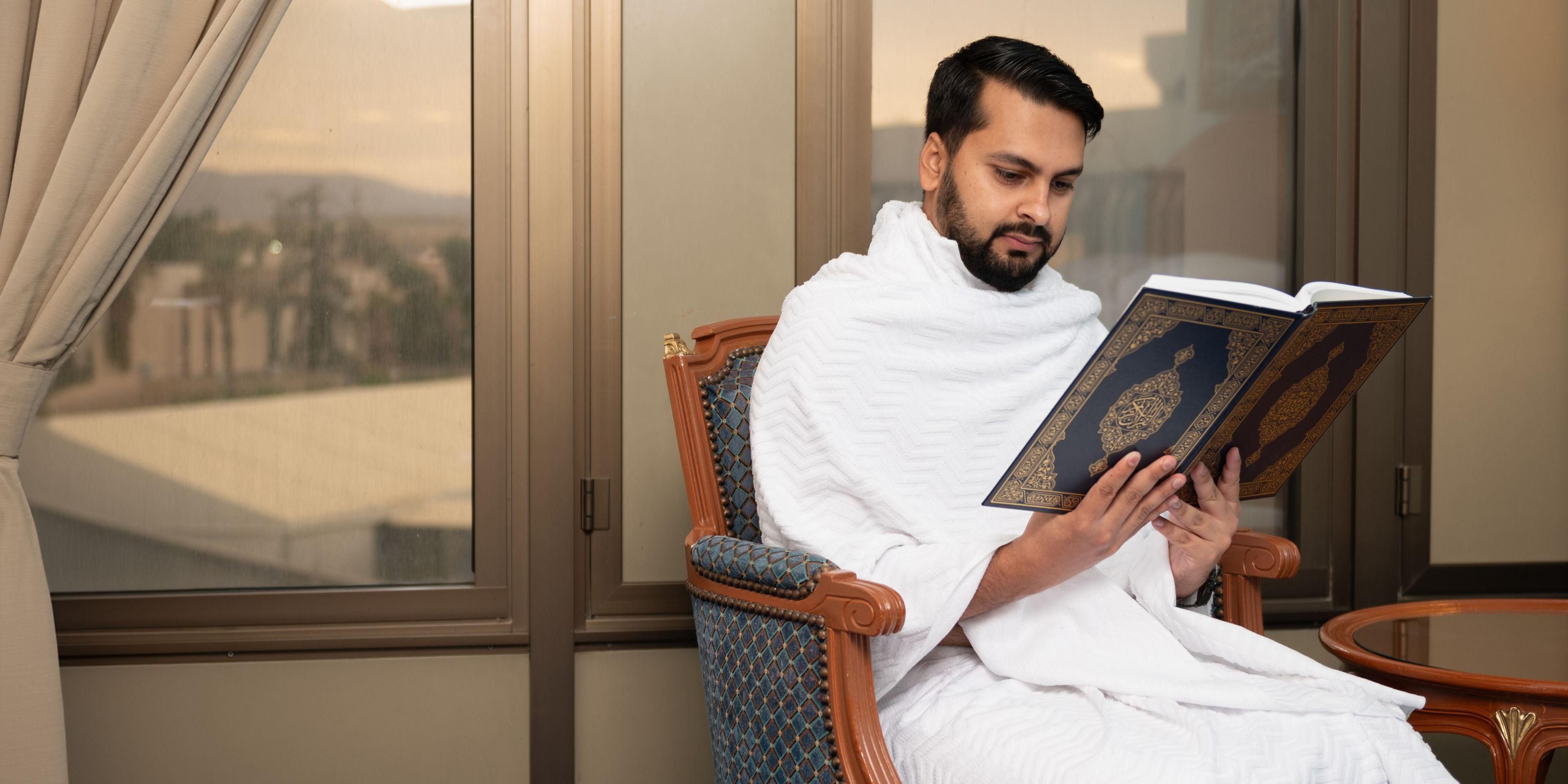 我们提供从塔伊夫酒店前往麦加的交通服务，并且会妥当处理所有必要的朝圣安排，让您的朝圣之旅轻松愉快。请务必相信我们的团队，在您专注于虔诚之际，我们会悉心照料您朝圣之旅的方方面面。