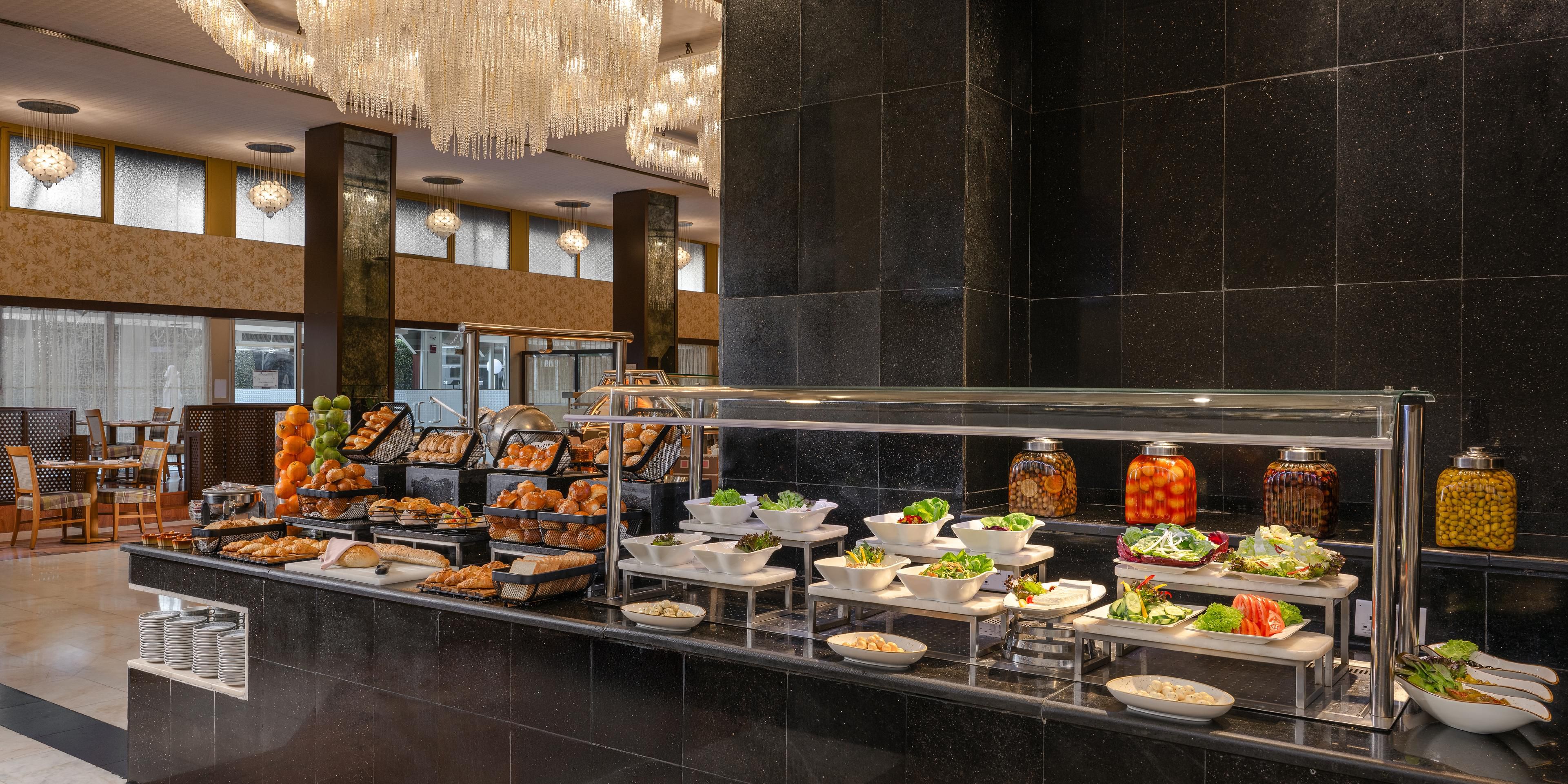 Revel in a grand breakfast buffet with live cooking stations at Hawazen, InterContinental Taif’s all-day dining restaurant. For lunch and dinner, savour international specialties in an elegant setting enhanced by a chandelier and soothing views of the water fountain.