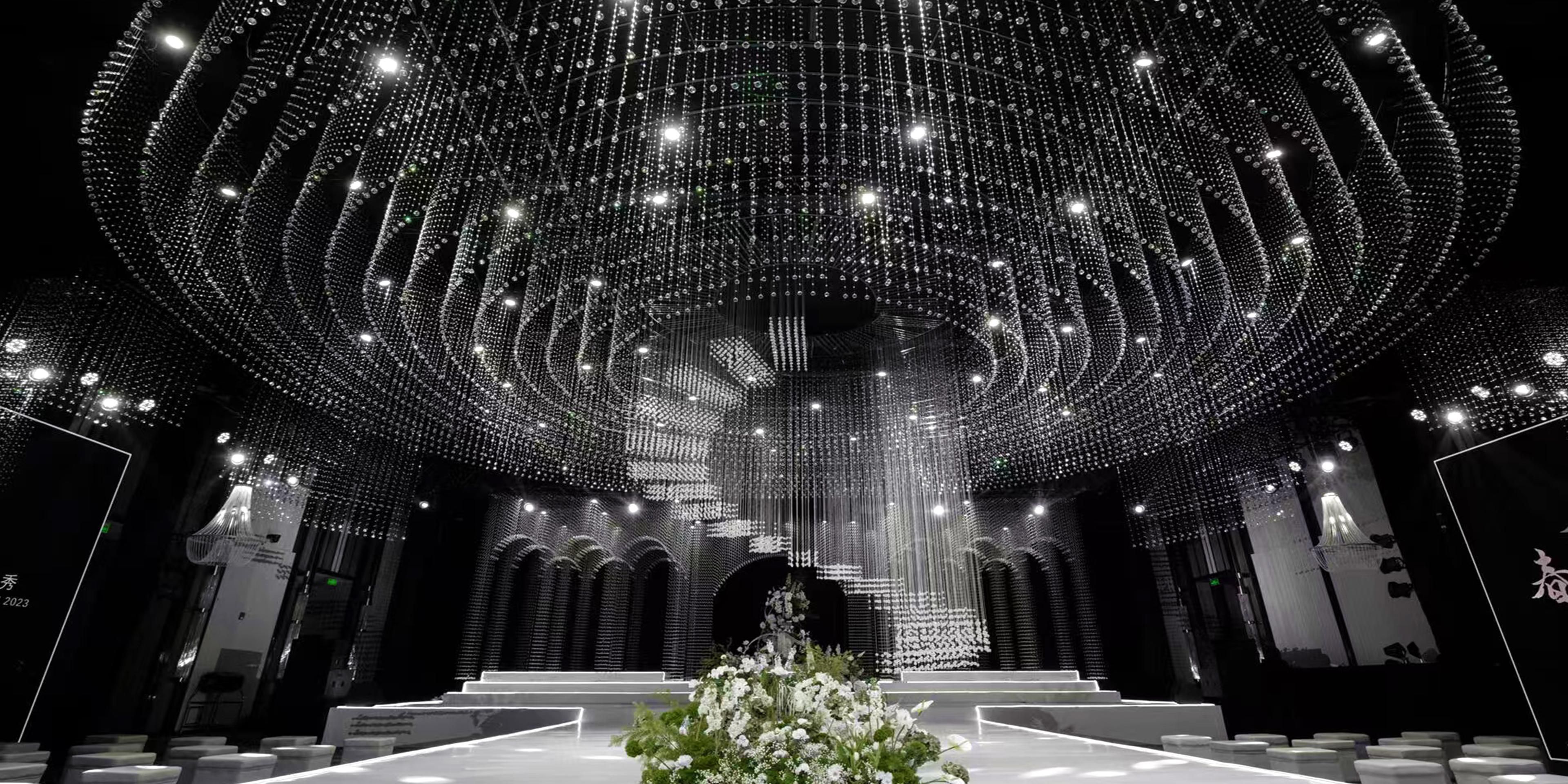 酒店近千平无柱式大宴会厅及6个不同规格的多功能厅满足您不同宴会活动需求。同时，酒店配备的国际高端视听设备和专业的婚宴团队，让您的婚宴更显尊贵。