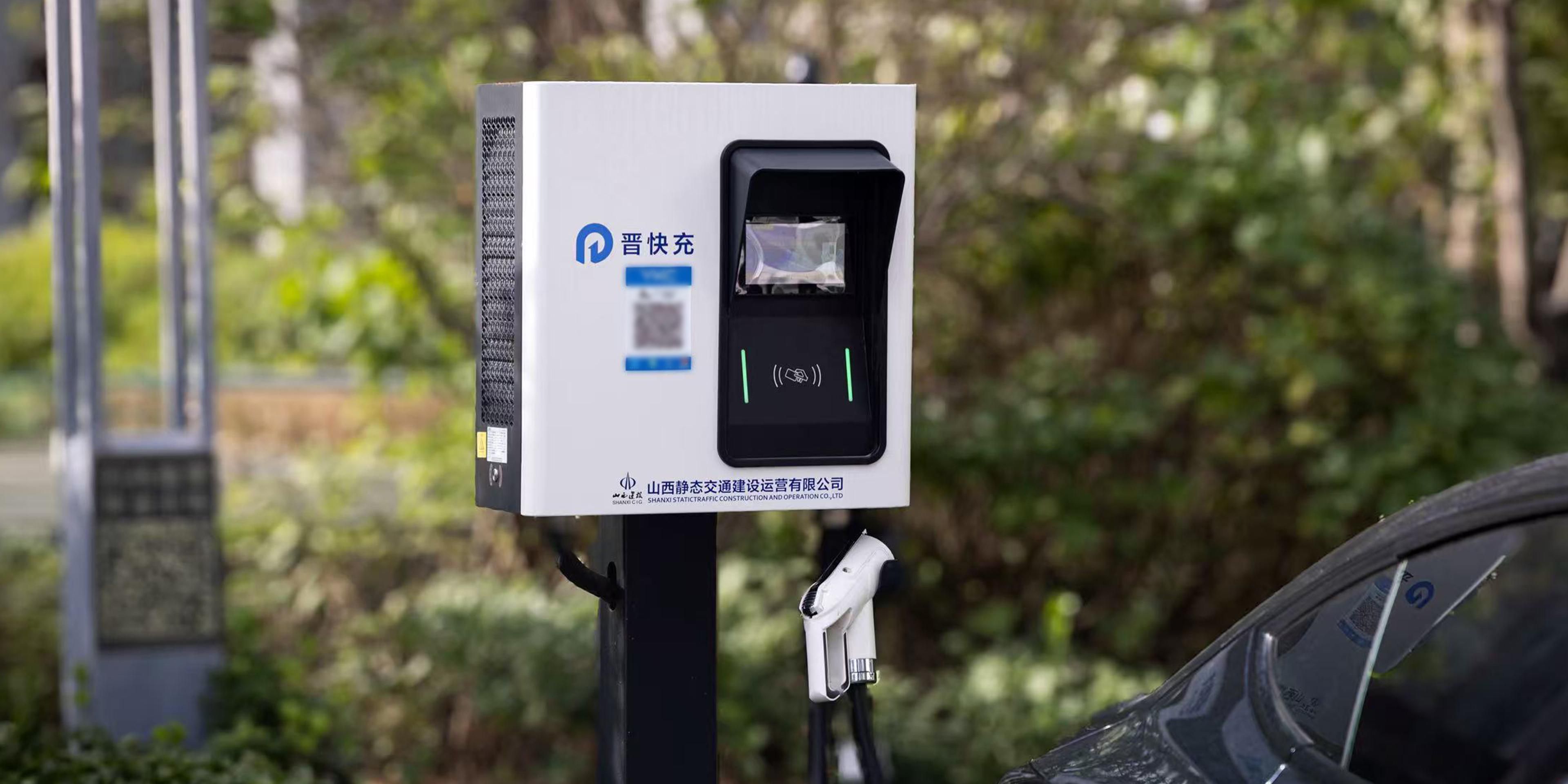 酒店地上停车场配备1个30千瓦快充和1个7千瓦慢充；地下停车场配备6个7千瓦慢充。