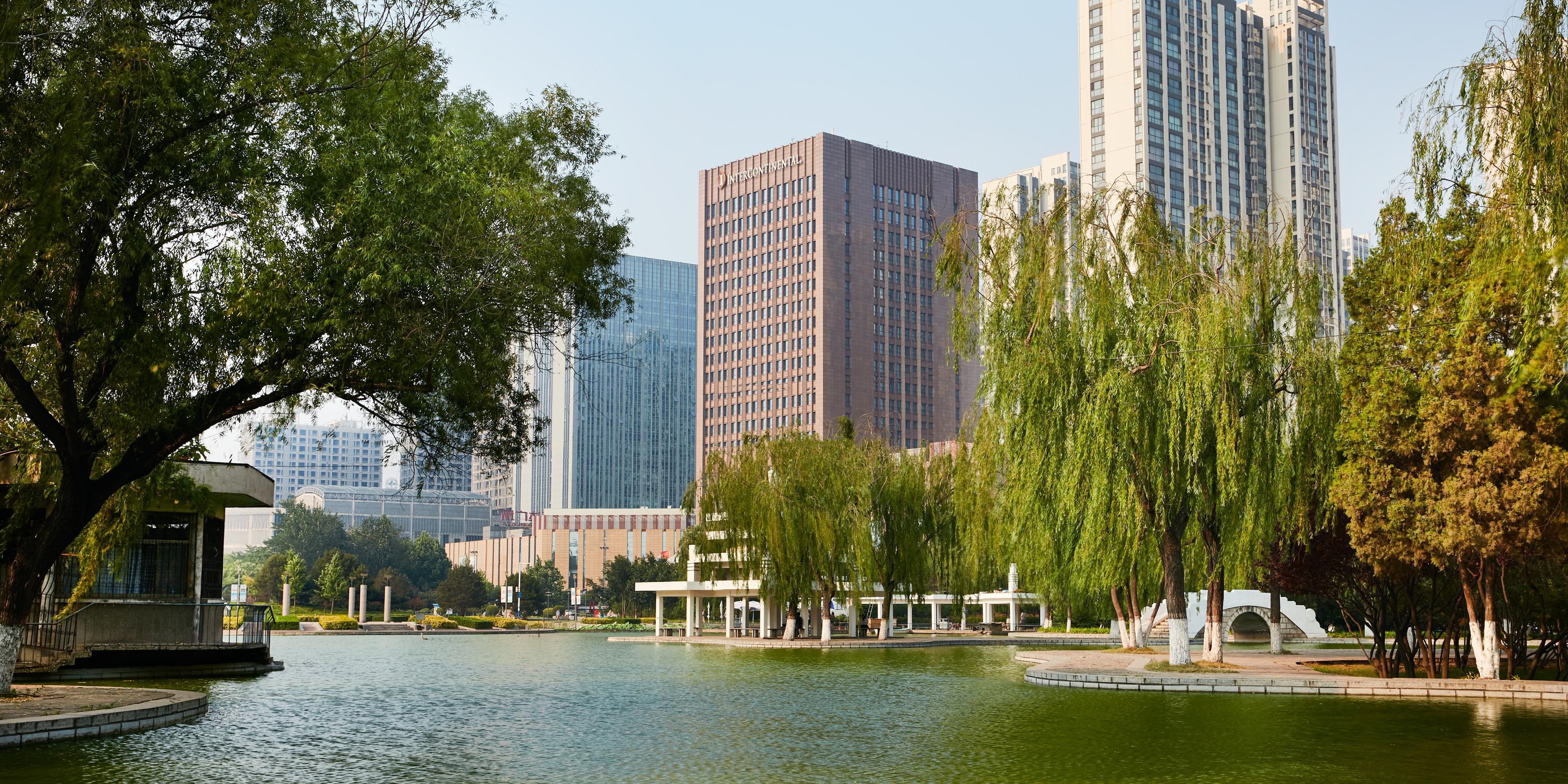 唐山富力洲际酒店坐落于唐山市繁华的商业中心万达广场内，毗邻风景如画的大钊公园及南湖公园，坐拥繁华的城市美景与自然美景。距离唐山三女河机场仅需30分钟车程，距离北京180公里，动车约1小时，距天津也仅需30分钟车程。