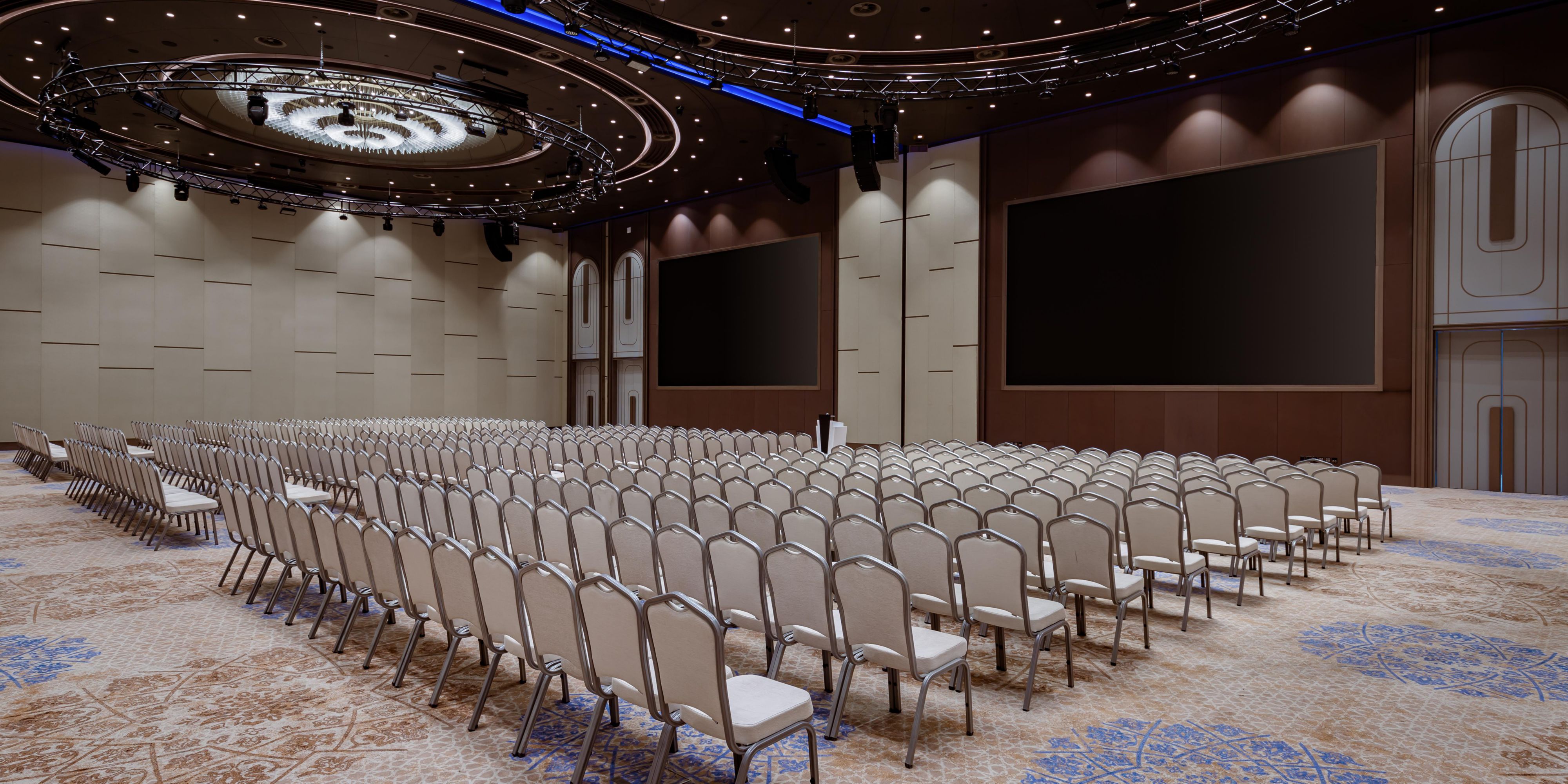 Choose one of six stylish venues, from a private boardroom suitable for 10 to the stunning 900-capacity ballroom. The Amudaryo and Sirdaryo have the possibility to be split into six separate meeting rooms.
