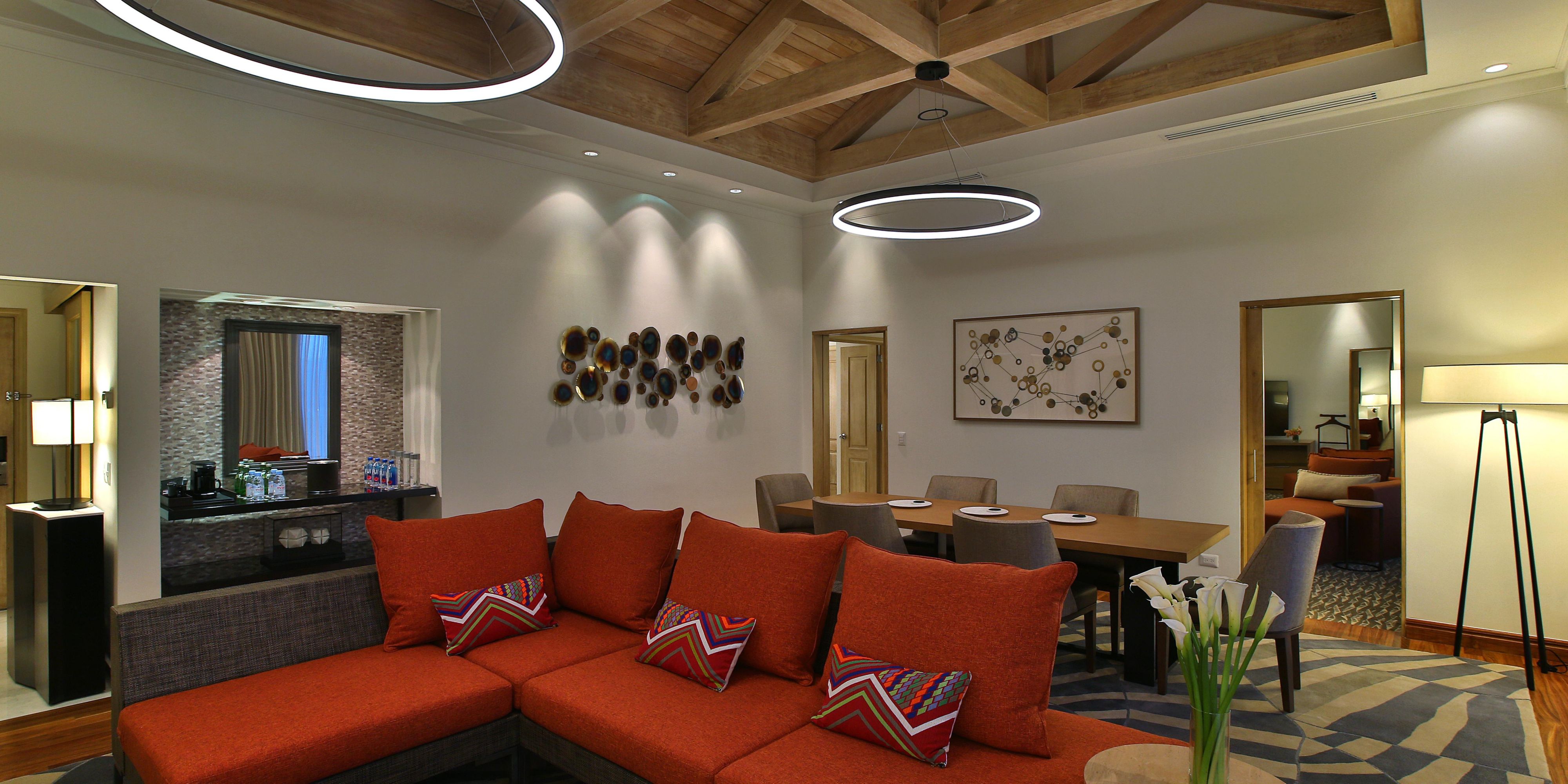 Planning to stay in Tegucigalpa a while? Our one-bedroom suites offer exclusive access to our lounge, club, powder room, and top floor, with all the amenities you appreciate at home. For an even more decadent experience, book our Presidential suite with an in-room jacuzzi and stunning views of the city and mountains.