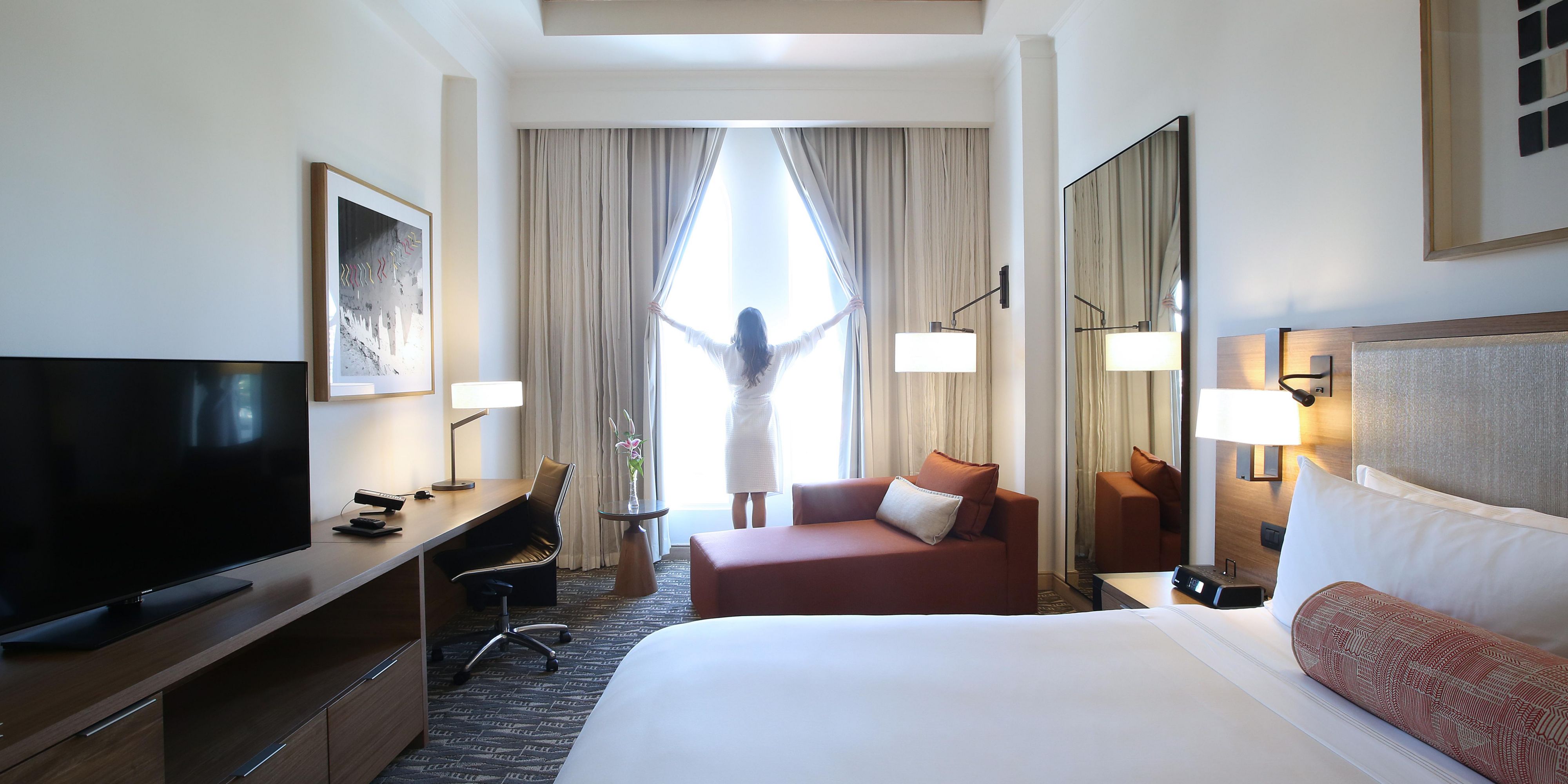 At InterContinental Tegucigalpa, enjoy a stay where thoughtful details make the difference. From noise-isolated windows and full blackout shades that ensure restful sleep, to high-speed connectivity supporting your productivity, and hydromassage showers designed for ultimate relaxation and convenience, every element is crafted for your comfort.