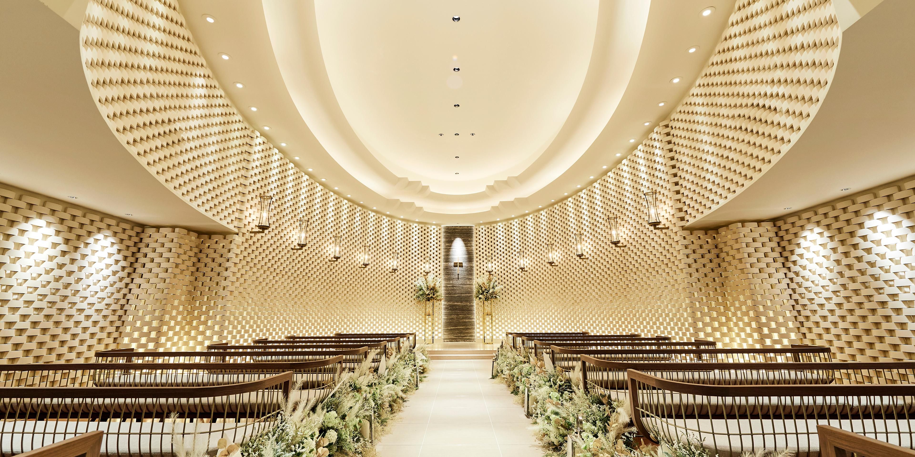 Celebrate your special day surrounded by the dramatic ocean and sky views that rank among the finest in Tokyo. Experience world-class hospitality and refined cuisine from a globally renowned hotel brand—creating the perfect setting for your dream wedding.