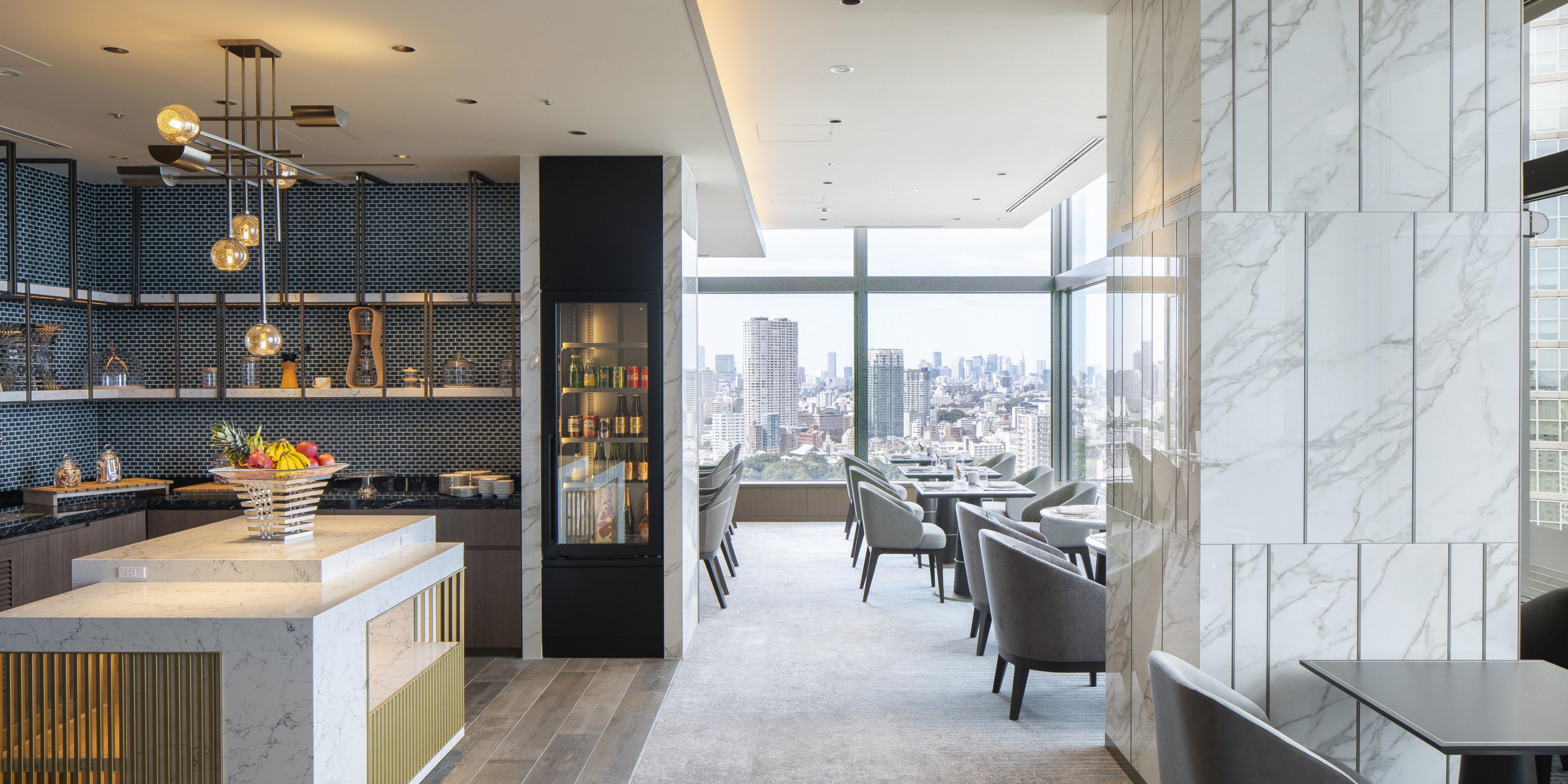 入住洲际俱乐部客房和套房的宾客，可以尊享东京其中一间最为独特的俱乐部休息室。从您进入 Maestro 休息室的那一刻起，您将获得私人登记入住手续，清爽的迎宾饮品以及东京全景，一个多姿多彩的乐团正等待您的指挥。团队以瞭解每位宾客的喜好，并提供丰富奢华的住宿体验而感到自豪。无论您想品嚐美味的日本料理、瞭解最佳的游览景点、与最爱之人共度美好时光、还是单纯享受一回优质的独处，诗颖的洲际俱乐部休息室都能提供个人化服务和精緻氛围。