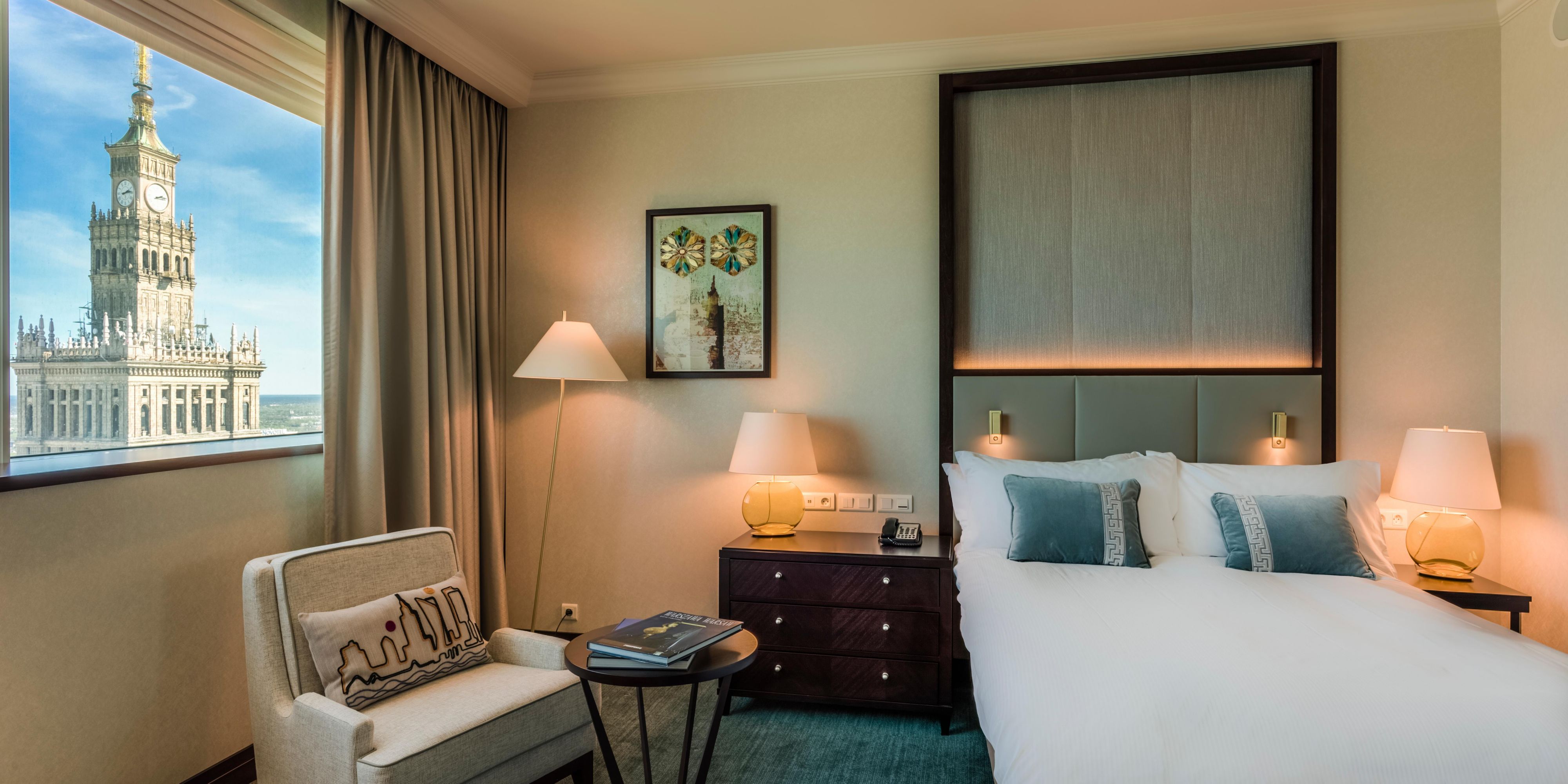 Relax in  spacious room with amazing Palace view