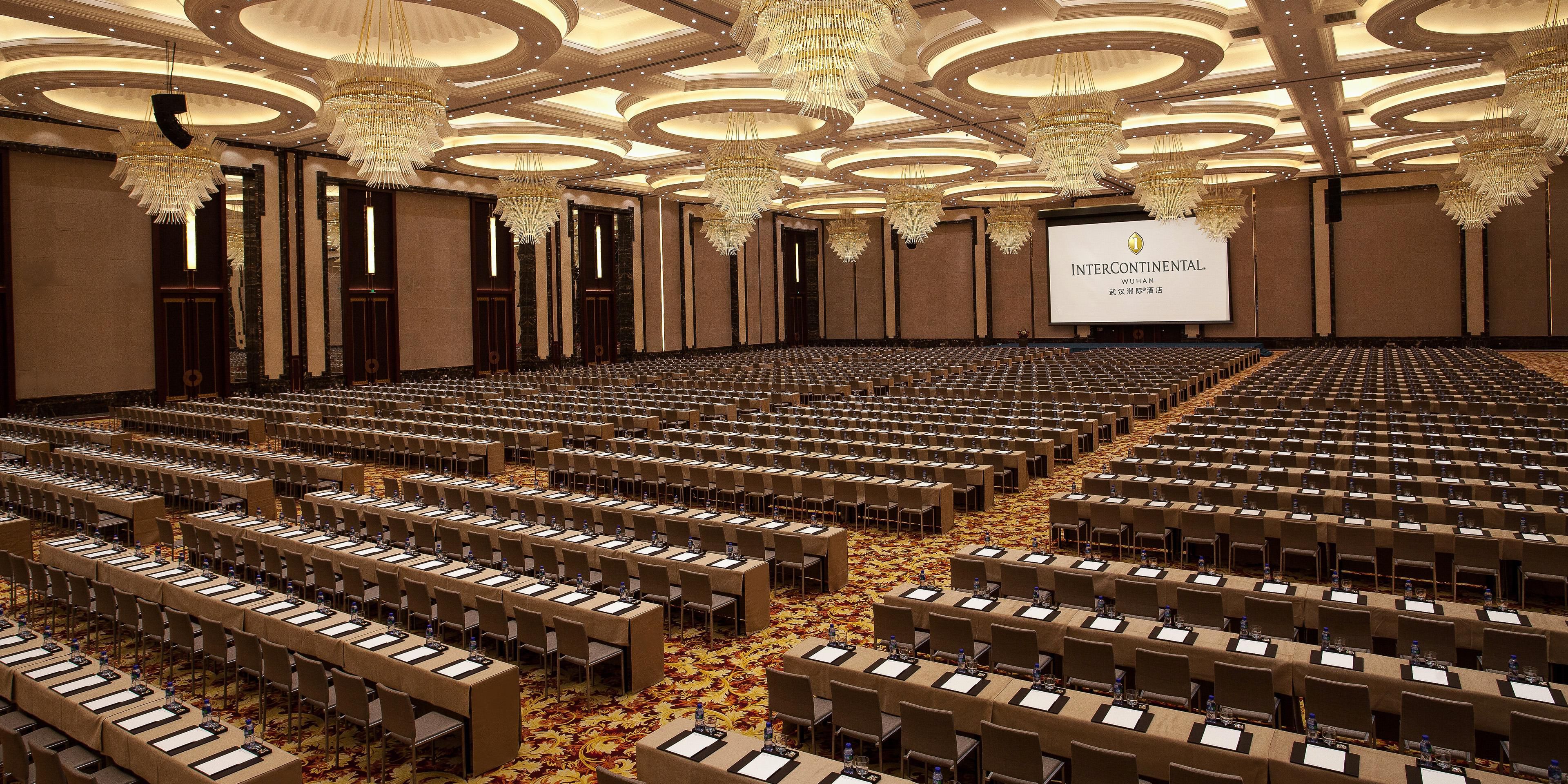 There is a 6000 square meter luxury pillar-less grade ballroom which can accommodate 4000 people dining or meeting. It can also be flexibly divided into six 1000 square meter small function rooms according to the needs of meeting. There are also 65 multi-function rooms with ranging in area from 85 to 800 square meters.