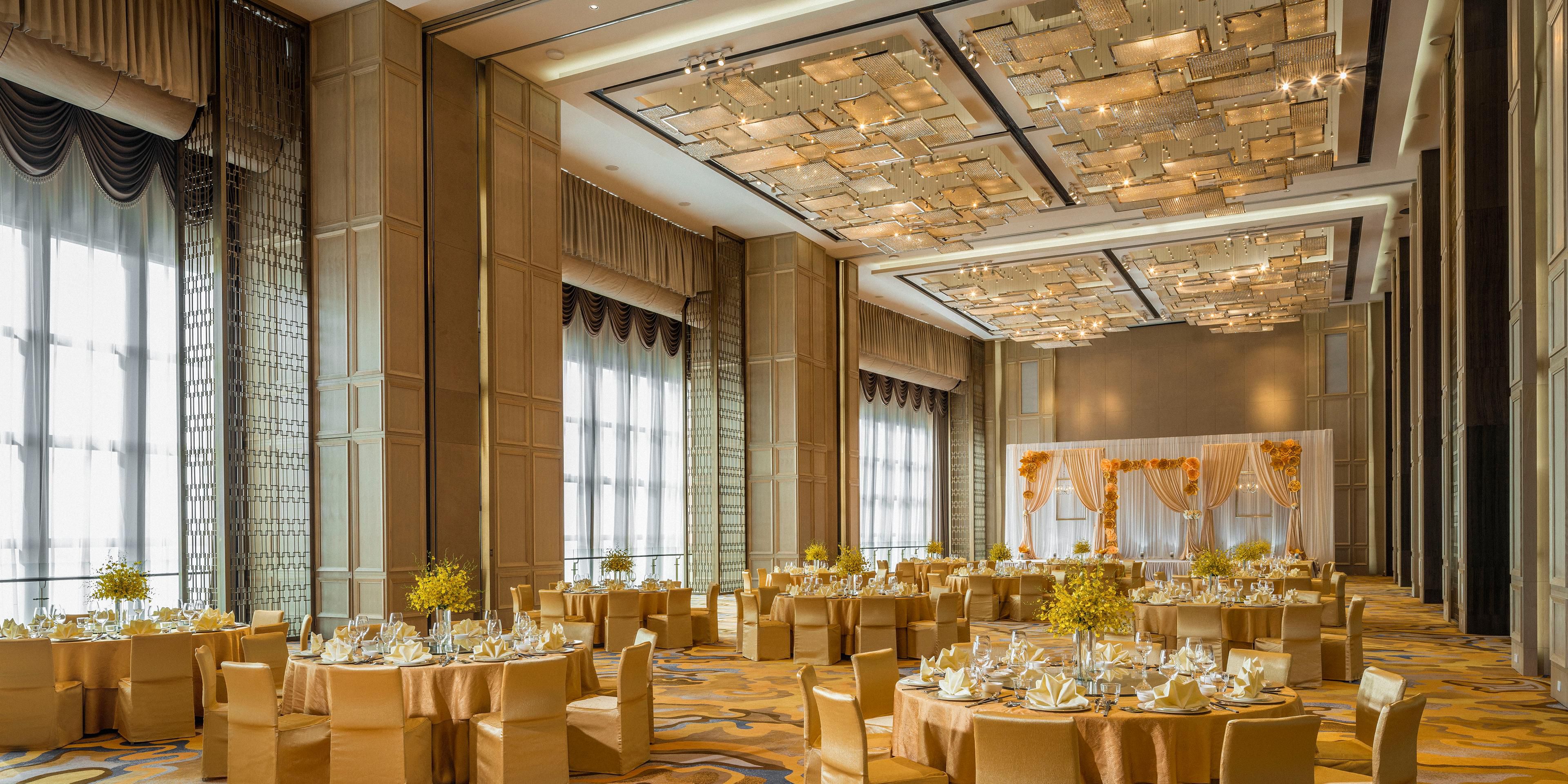There is a 6000 square meter luxury pillar-less grade ballroom which can accommodate 4000 people at the same time. It can also be divided according to the needs of guests' requirement, whether it is a small wedding with 20 tables or a large wedding with over 300 tables, it can be hold at InterContinental Wuhan.
