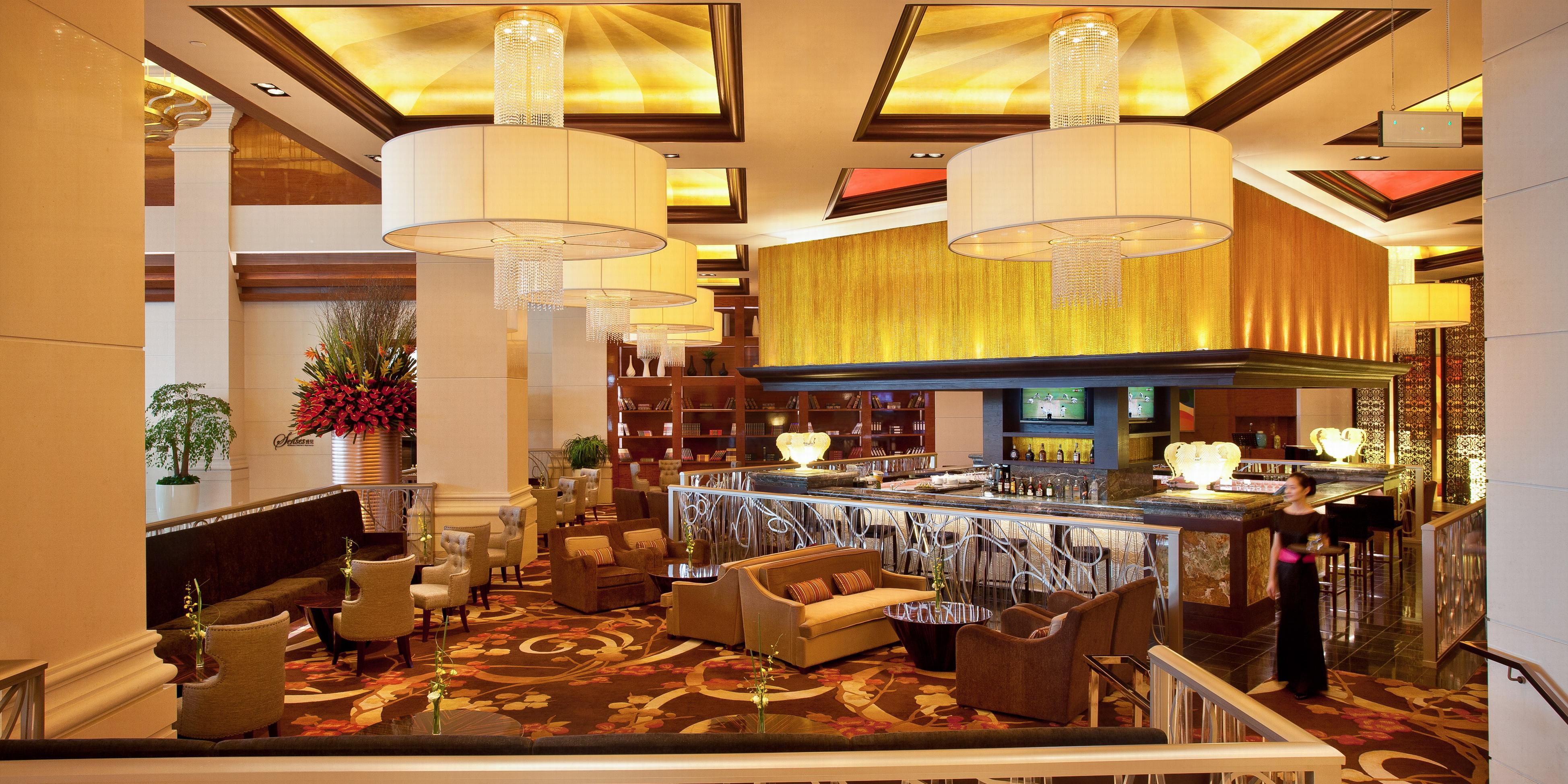 Lobby lounge on the 1st floor is a perfect place to relax, afternoon tea is highly recommended, as star pastry chef Sam, who advocates healthy diet concept, prefers to use local special feathers into dessert development. Seasonal afternoon tea is the authentic demonstration of British leisure culture.