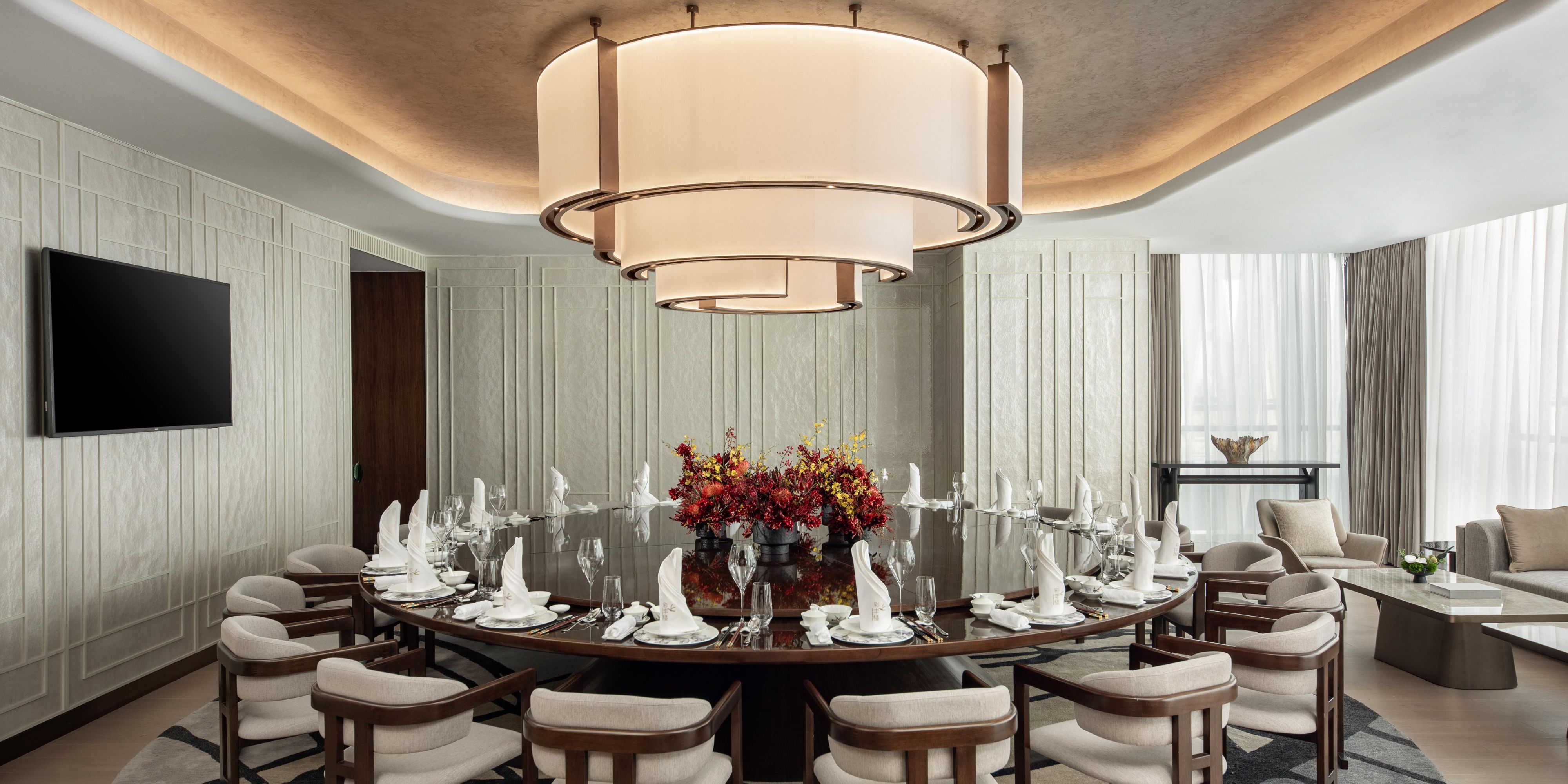 彩丰楼中餐厅位于无锡太湖新城洲际酒店2楼，空间融合了现代优雅与东方情怀，为宾客营造了低调内敛又兼具传统韵致的用餐环境。
餐厅以粤菜和无锡本地佳肴为主打，坚持使用优质原料，保证食材的新鲜与原味。春采山中鲜笋佐餐，夏取阳山蜜桃入酱，让粤菜之韵与无锡之味悄然对话。
彩丰楼设有开放用餐区及私人包间，是商务宴请与家庭聚会的品味之选。