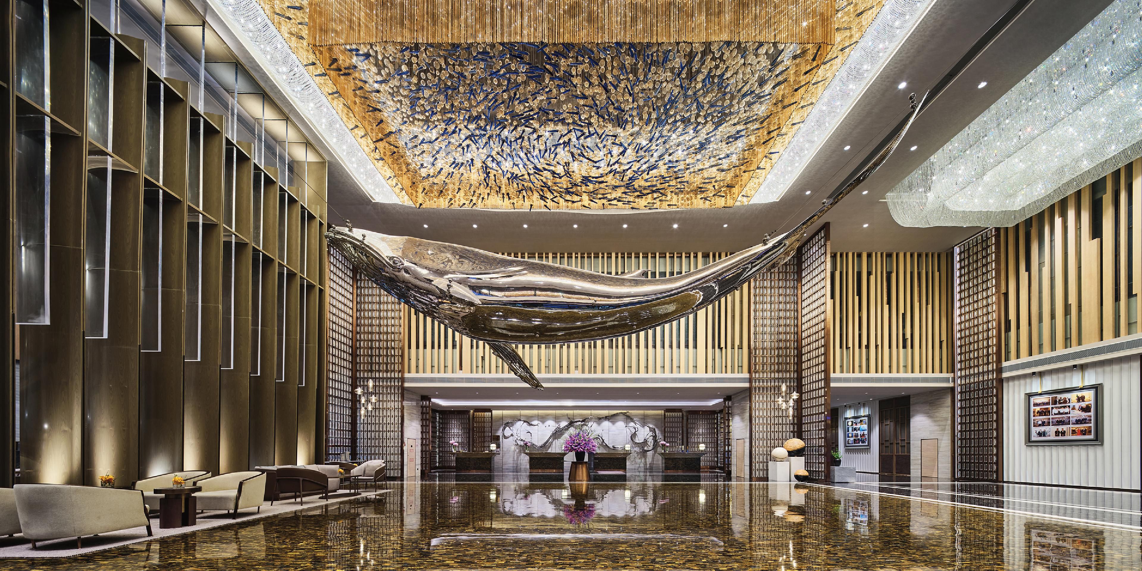 巨型鲸鱼遨游于大堂星海之下，成为空间的艺术灵魂，此艺术品的设计出自台北当代艺术家林定義先生。