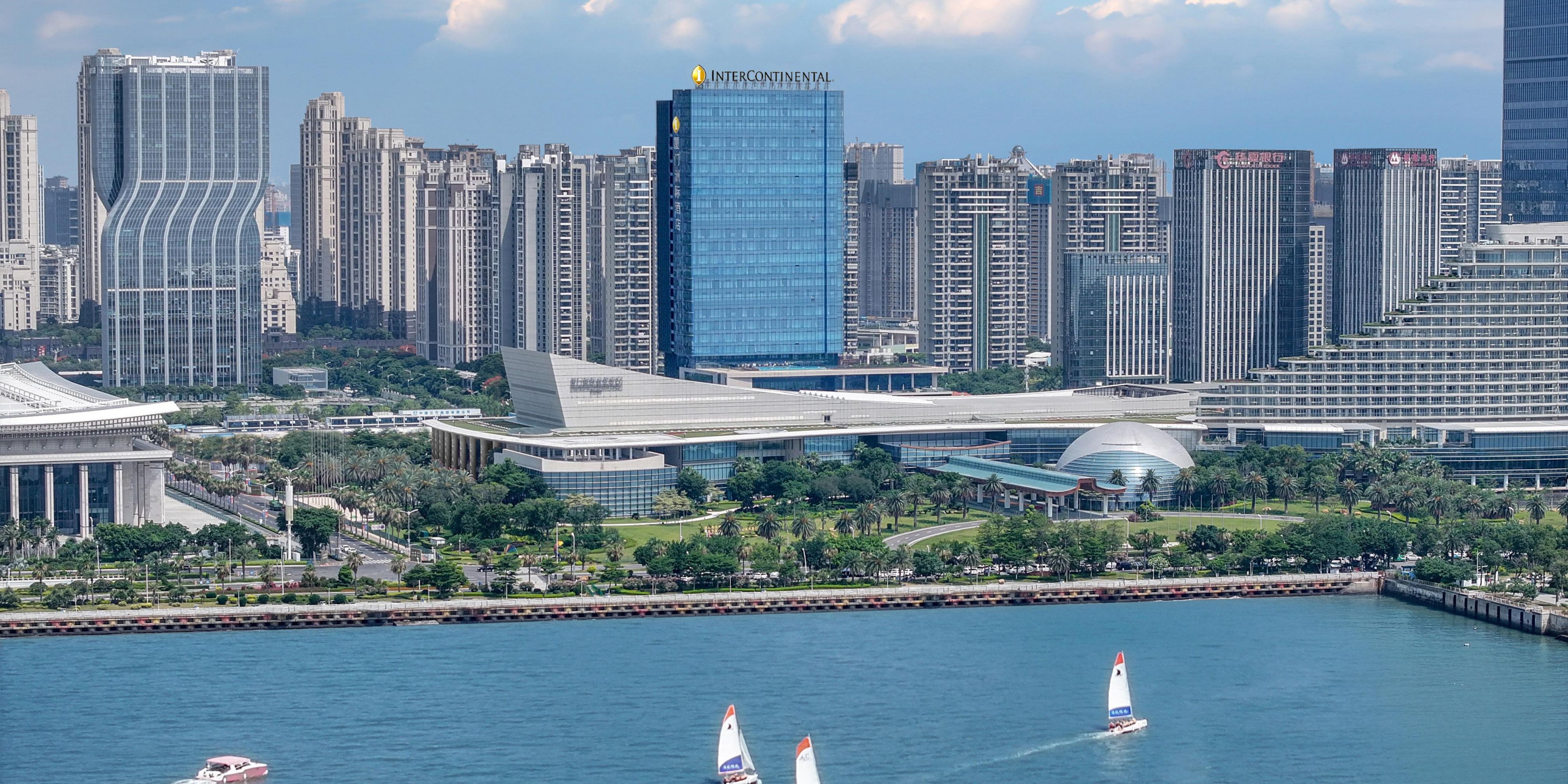 酒店靠近环岛路海岸线，海景客房落地窗前，见证清晨第一缕阳光从大小金门处升起，阳光普照海面，赏看妈祖神像与帆船点点交相辉映，与海为伴。