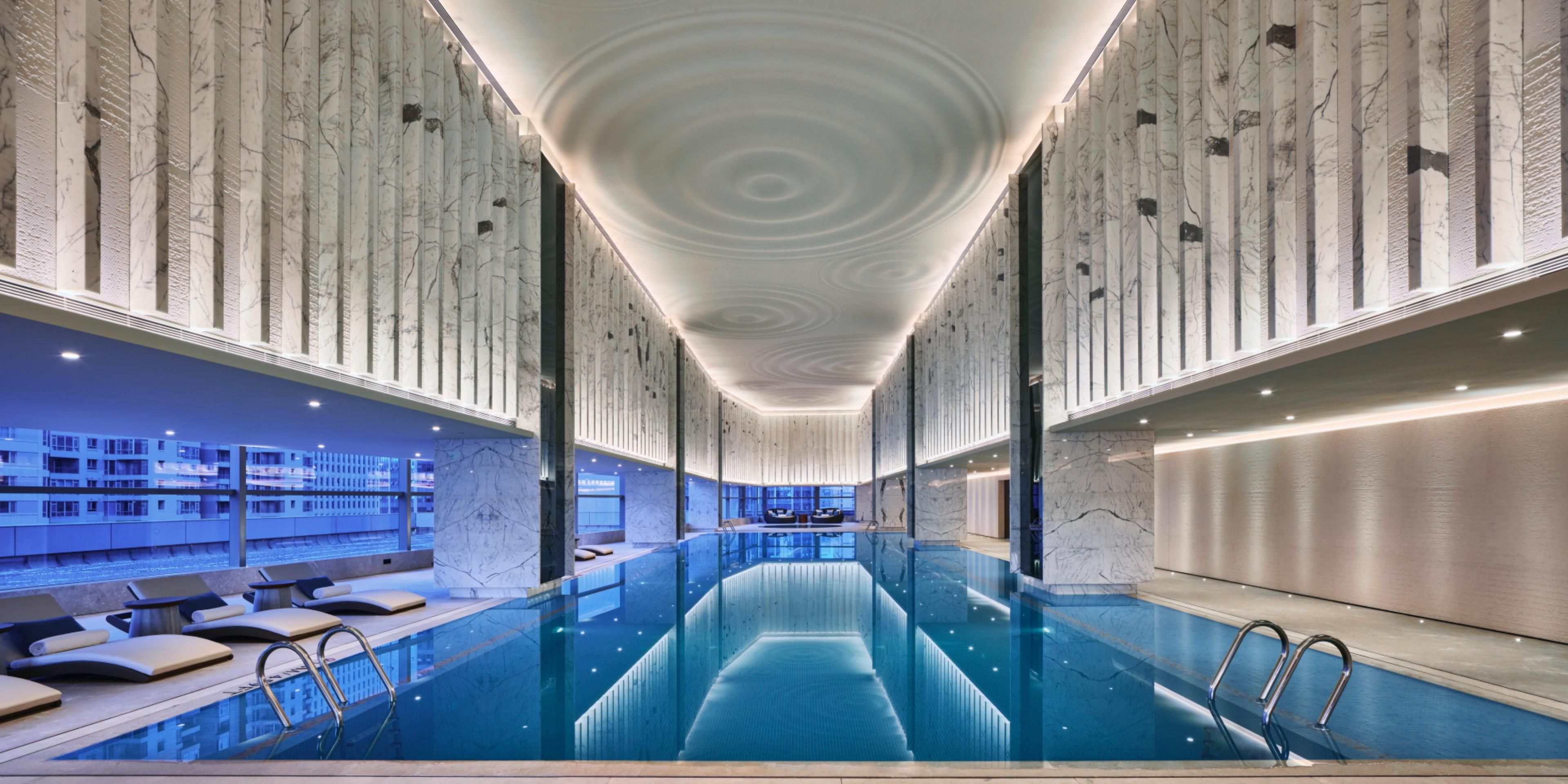 六层是我们的健身中心，有室内恒温泳池、健身房和瑜伽室。这一层的设计与其他区域不同，更加强调自然平衡的感觉。
健身房有 150 平米，分为两个区域——有氧区和力量区。
不同于其他酒店，在这里健身视野非常好，对面就是公园景色，可以让锻炼更加轻松愉悦。
另一侧的游泳池自然采光，长 25 米宽 8 米，恒温游泳常年水温保持在 26-28 度之前，24 小时水循环。