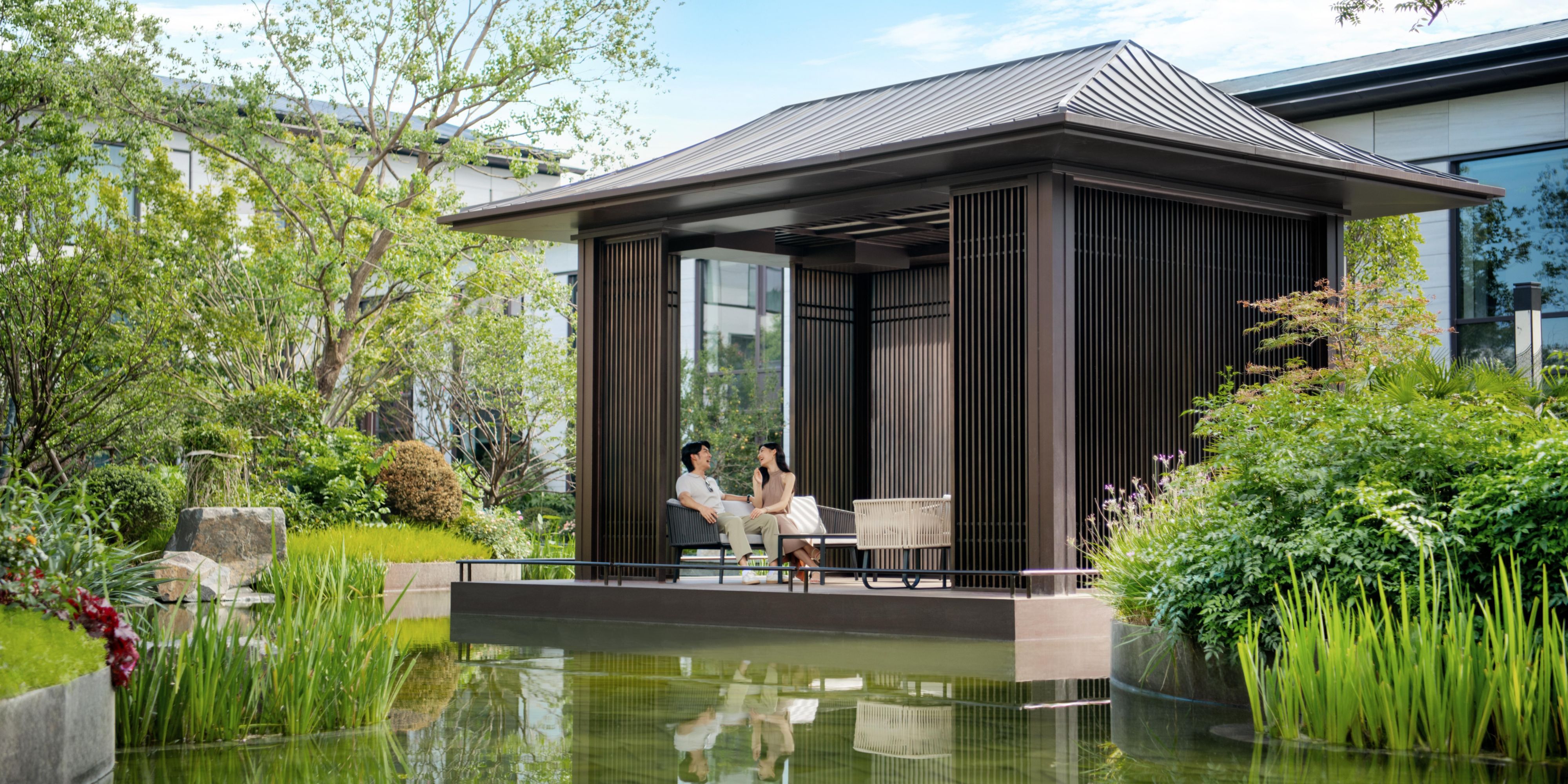 More than 3,000 square meters of spacious meeting and event space, including a grand banquet hall and a relaxed and natural garden lawn. Whether it is a small or medium-sized party, or a grand event, to present colorful, surprising and gorgeous moments for guests.
