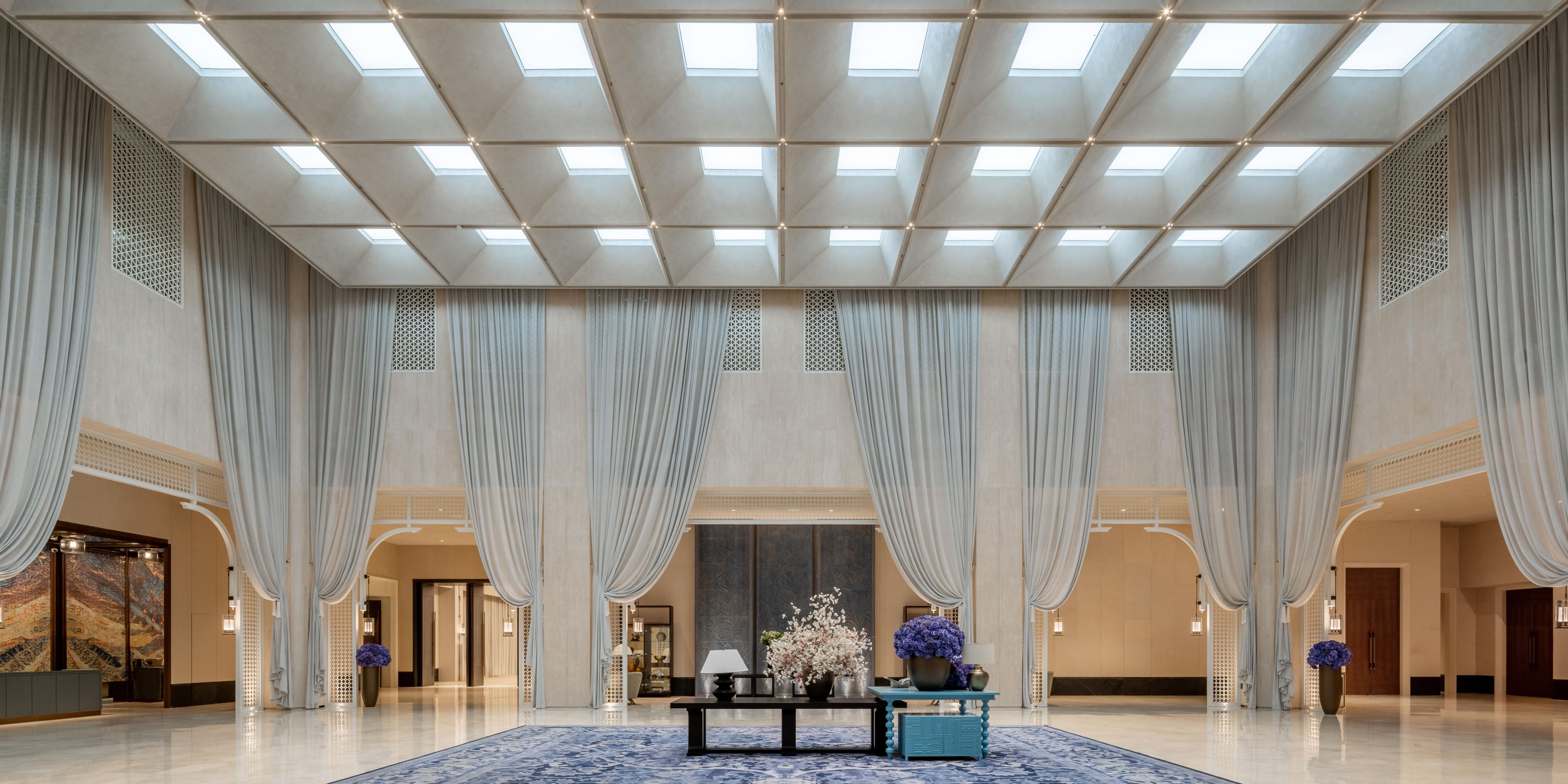 酒店拥有总面积超4,500 平方米的独立会议中心，包含两间宴会厅与七间多功能会议室。其中1,000 平方米的金山宴会厅采用无柱式设计，透过宴会序厅可观庭院景致，还可通过灵活隔断划分为三个独立区域，打造兼具千人宴会的恢弘气势与私密活动的专属体验。宴会厅配备超大LED屏，多功能厅均配备智能会议系统，落地窗自然采光设计，可览公园旖旎风光。户外草坪更是举行天山下浪漫婚礼仪式或派对活动的理想之所。