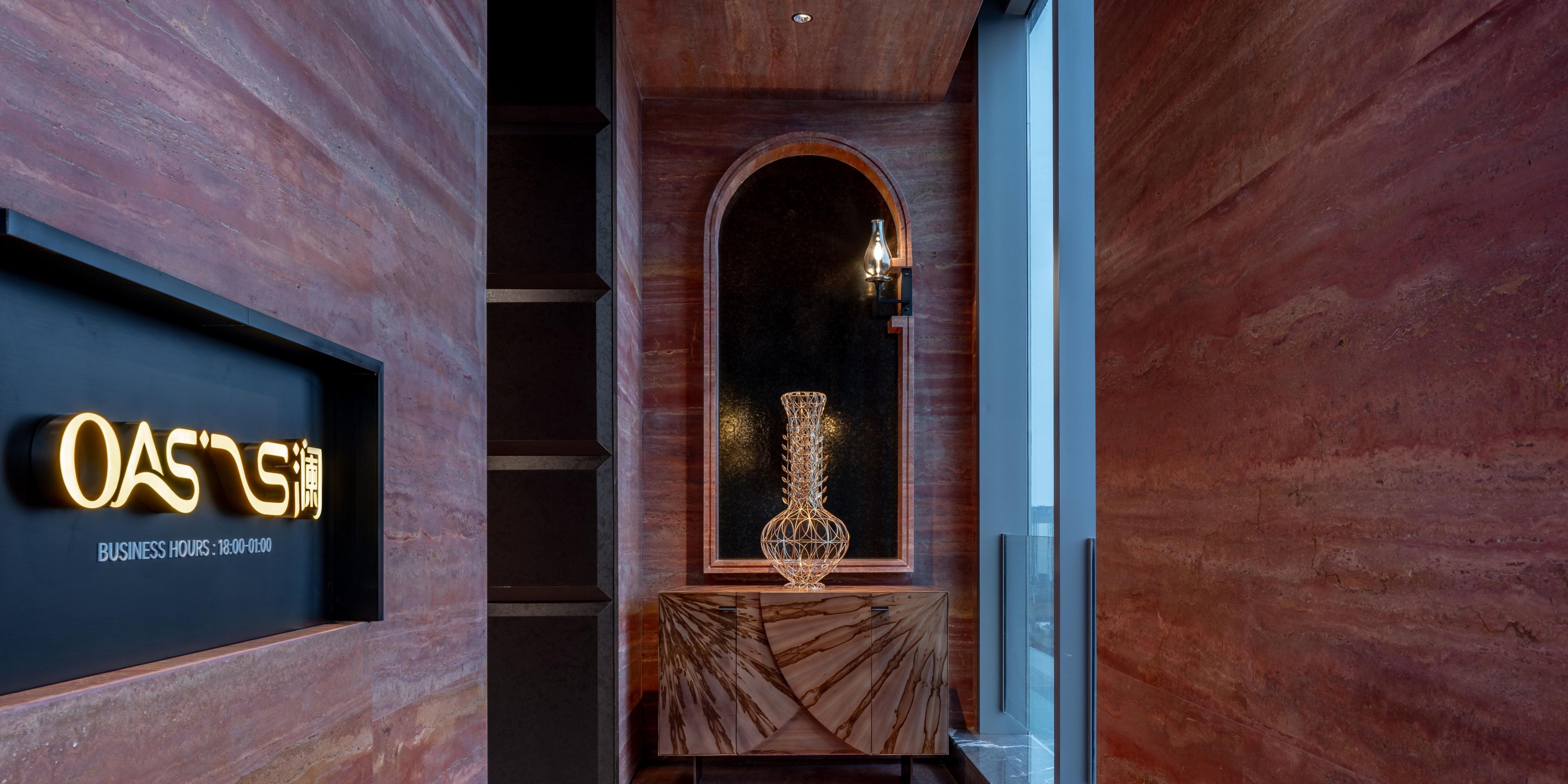 餐厅汲取“澜”之意蕴，将地中海健康理念与新疆浓郁的天然本味相融，打造“西域琅轩，霞光灿灿”的舌尖奇旅，在地中海蔚蓝风情与新疆旷野滋味间架起美食文化的桥梁。