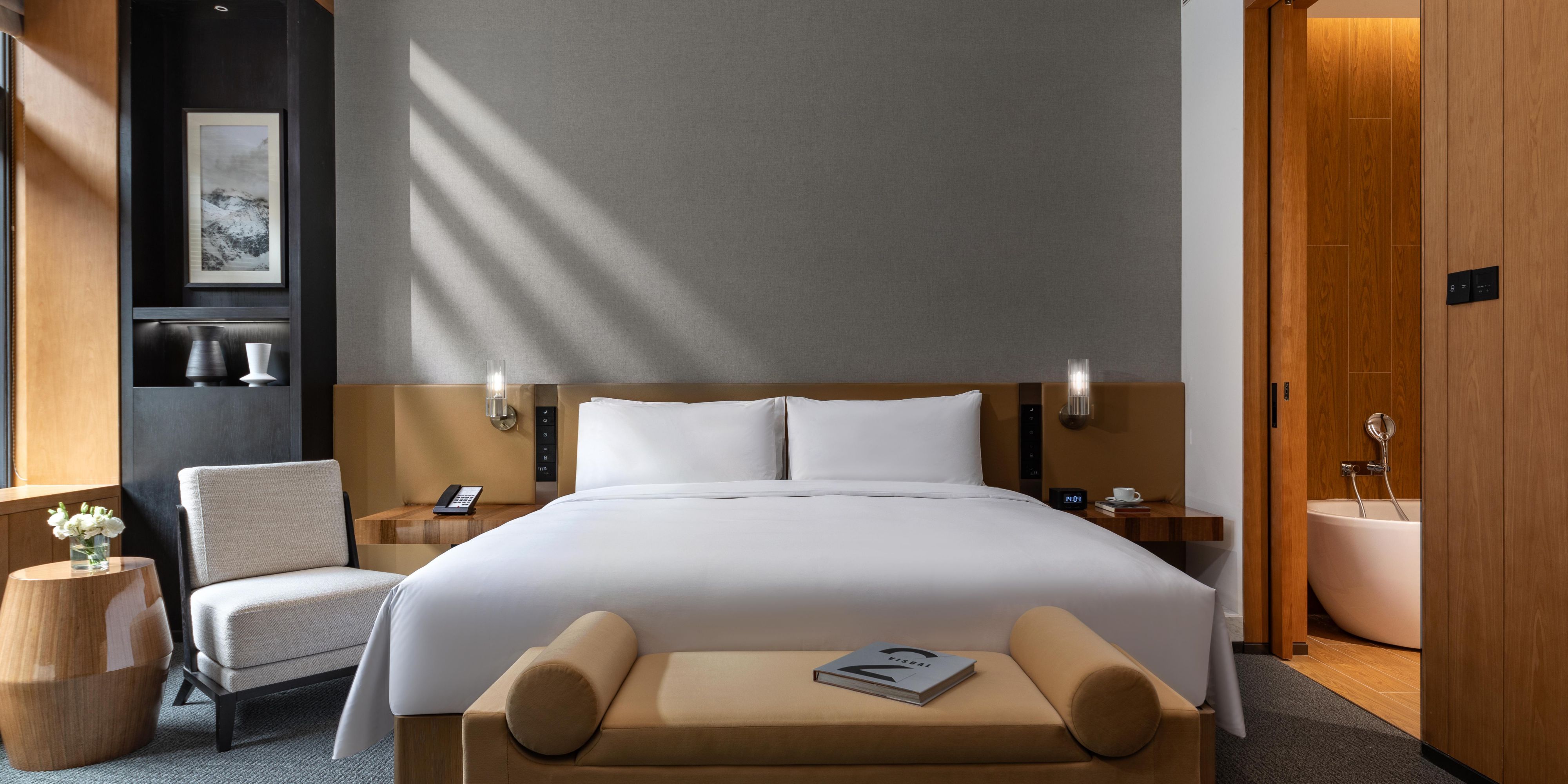 酒店配备188间不同类型的山景豪华客房，山明水秀,浮岚暖翠，让您充分领略山野风光，体验与自然相伴的岁月静好。