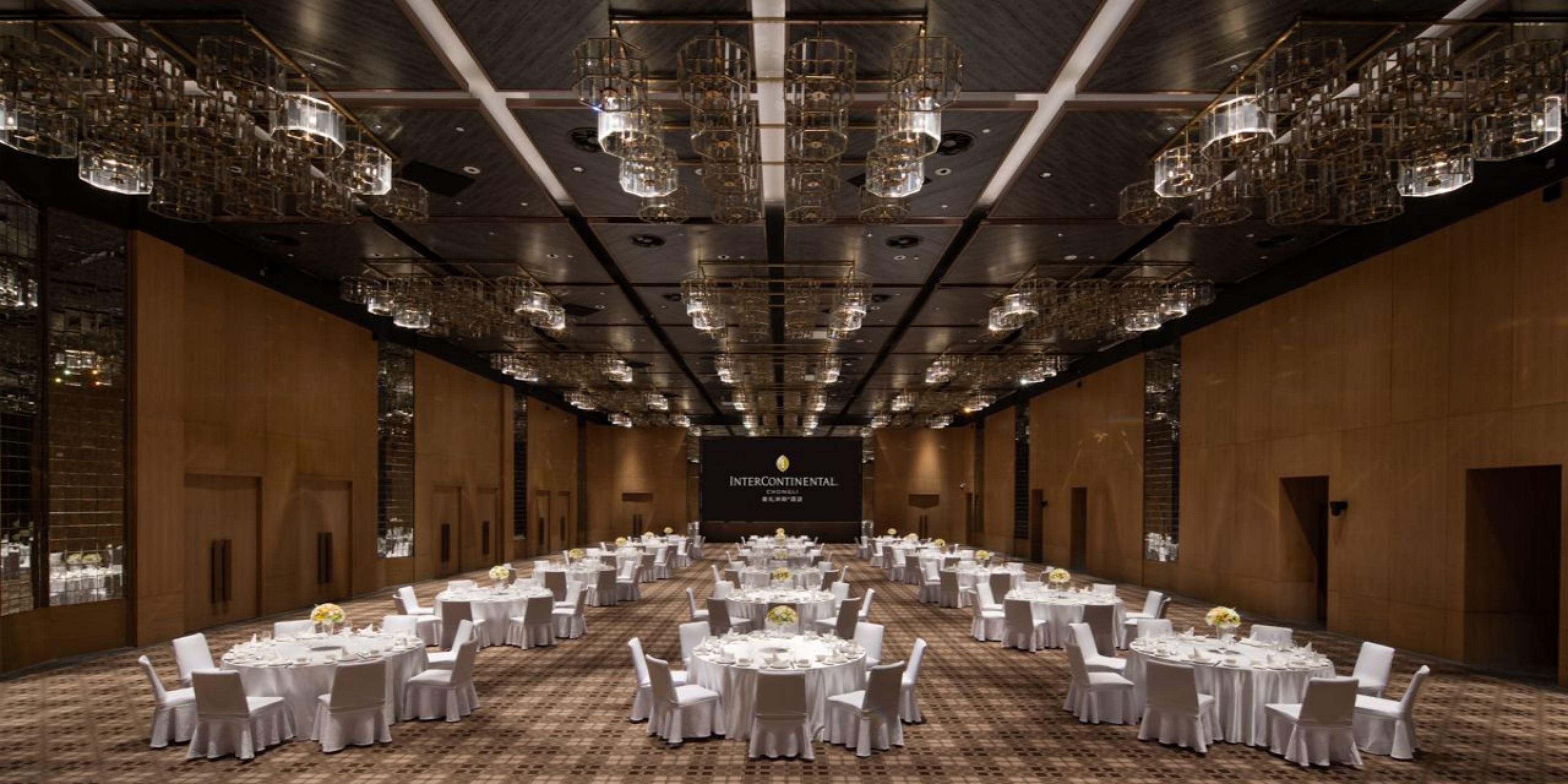 酒店拥有1间1,000㎡的无柱豪华宴会厅，1间500㎡宴会厅及4间多功能会议室，配备现代化视听设备及辅助设施,高速网络。酒店会务团队深知会议策划者时间的宝贵，专注于确保工作各环节之间的无缝衔接，无论何种会议类型，酒店会议团队都将想你所想，替您分忧，旨在成就您的会议和活动顺利圆满。