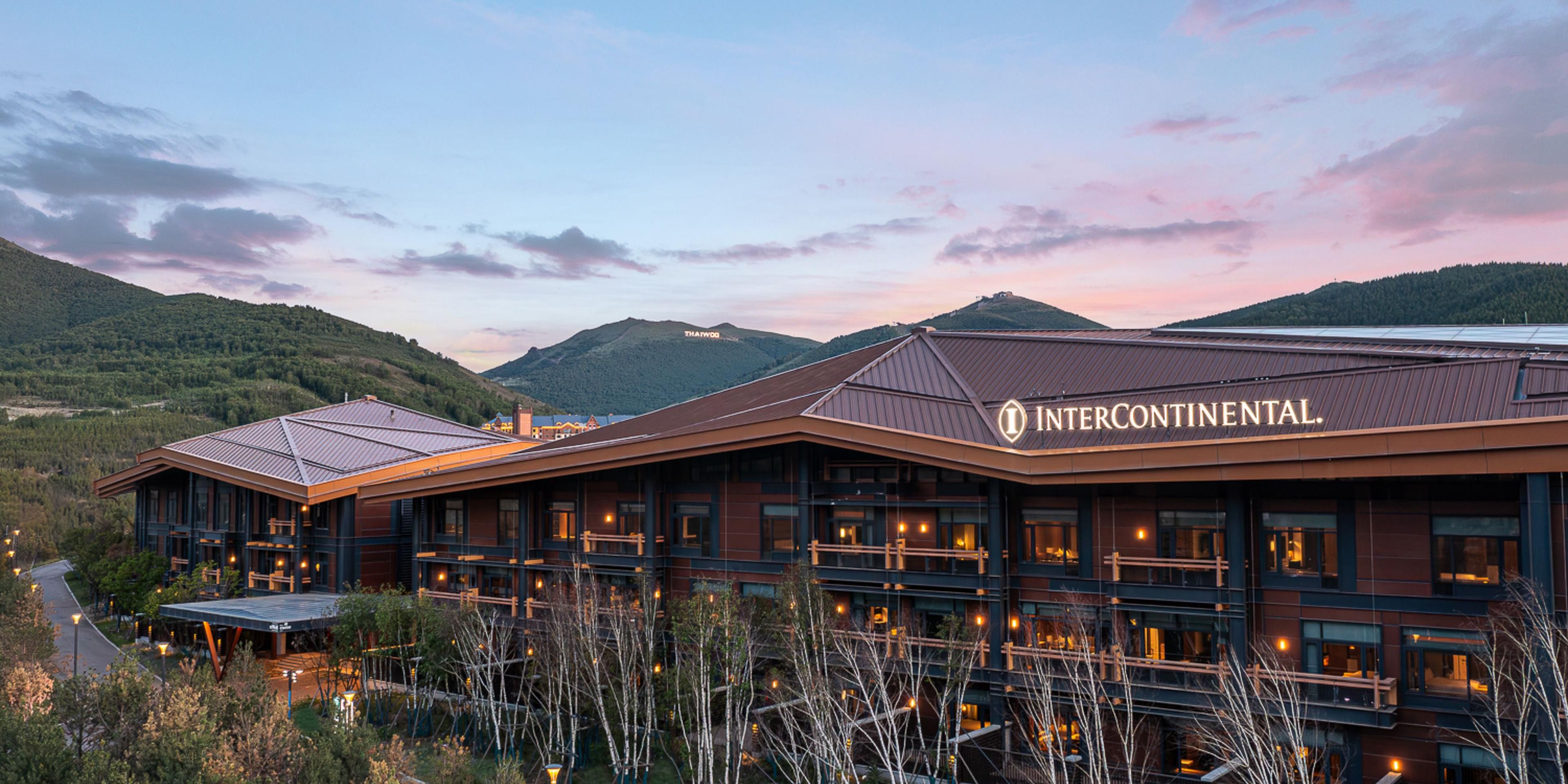 毗邻太子城遗址，无缝连接太子城高铁站，是国内唯一高铁站直连的度假小镇，5公里范围内可达京礼高速、雪如意滑雪场、太舞滑雪场及云顶滑雪场，20公里范围内可达崇礼区中心、富龙滑雪场及万龙滑雪场等崇礼主要高流量区域，是集交通集散及旅游度假于一身的枢纽中心。