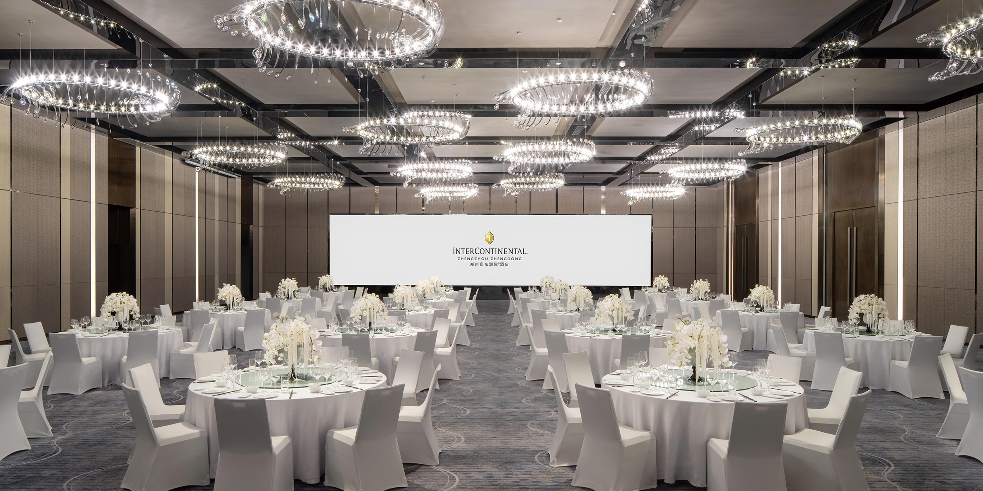 900平方米无柱式大宴会厅，凭借其开阔空间，轻松满足各类宴会需求，无论是盛大的婚宴还是主题宴会，均能完美适配。整体设计秉承低调奢华的经典风格，厅内璀璨灯光宛如星子洒落，为浪漫婚宴增添一抹梦幻光晕，使每一个重要瞬间都备受瞩目。此外，洲际行家主厨团队以精湛技艺精心雕琢高品质美食，从食材甄选到摆盘呈现，无不彰显匠心独运；专业会议策划和服务团队则全程贴心护航，以细致入微的服务，确保每一场婚宴圆满顺利。