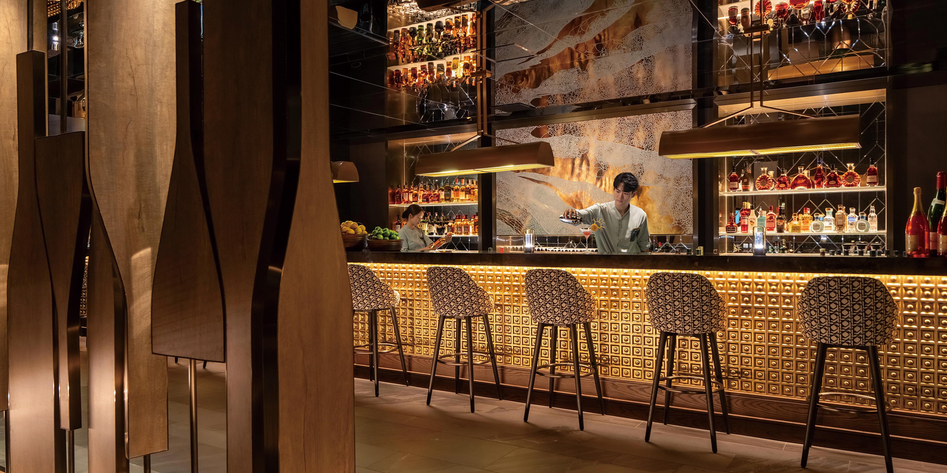 位于酒店5层的融吧，由经验丰沛的侍酒团队提供风味相宜的佐餐葡萄酒，或尝试一杯精酿或特调鸡尾酒，为用餐体验增添一抹新意。餐厅设有350㎡户外景观露台,繁华城景尽收眼底。现场乐队倾情演奏，带来全方位的感官享受。