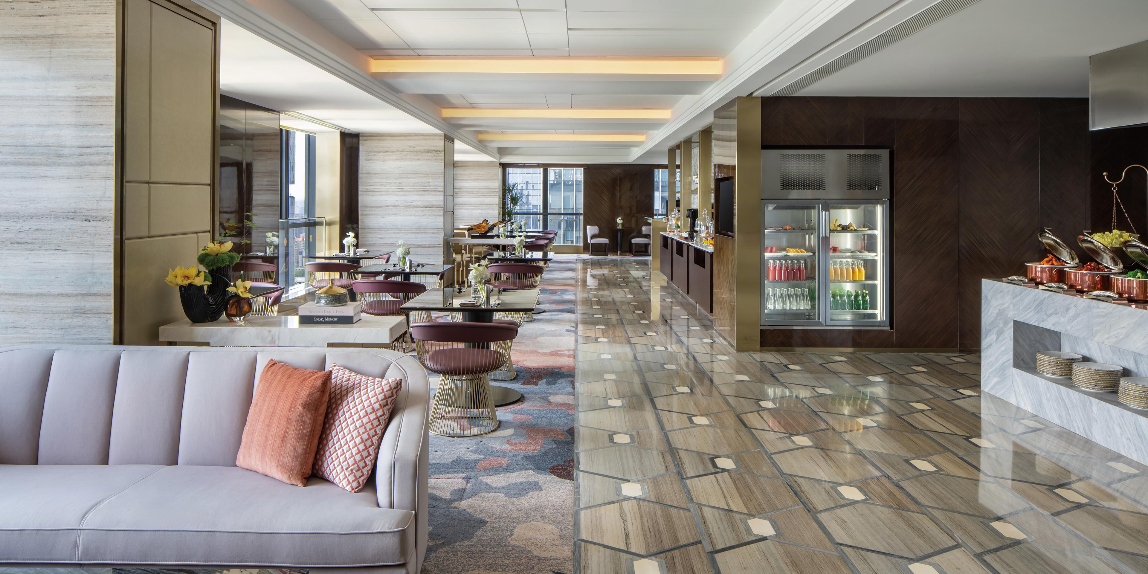 位于酒店25层的洲际行政俱乐部，550㎡的超大空间，可俯瞰郑州东区的城市景观，拥有行政礼遇的宾客可尊享视野宽阔的高楼层景观和洲际俱乐部特有的专属服务。