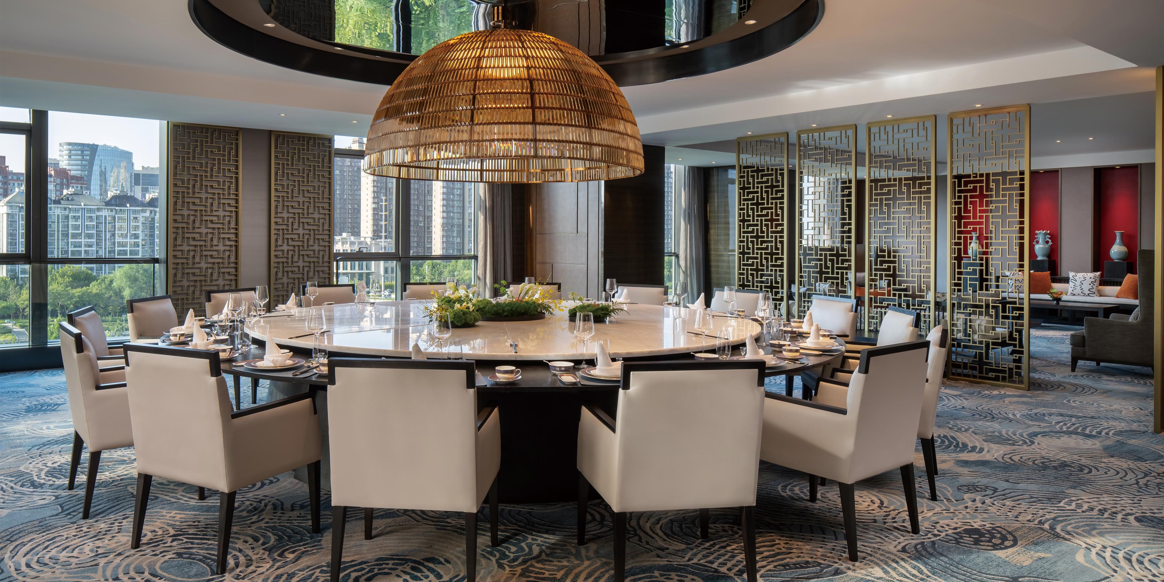 榕城厅，拥有200平方米的雅致灵动空间，可容纳40位宾朋尽享美食家宴。依据您心中的宴会期许，此空间可随心所欲地变换主题装饰，精心布置与搭建，每一处细节皆彰显不凡品味。席位布局灵活多变，无论是亲友间围坐一堂；还是宾客们打卡拍照，定格美好瞬间，皆能游刃有余，不显丝毫拥挤。为您主题宴会轻松营造出那份温馨而愉悦的欢聚氛围，打造专属您的非凡时刻。