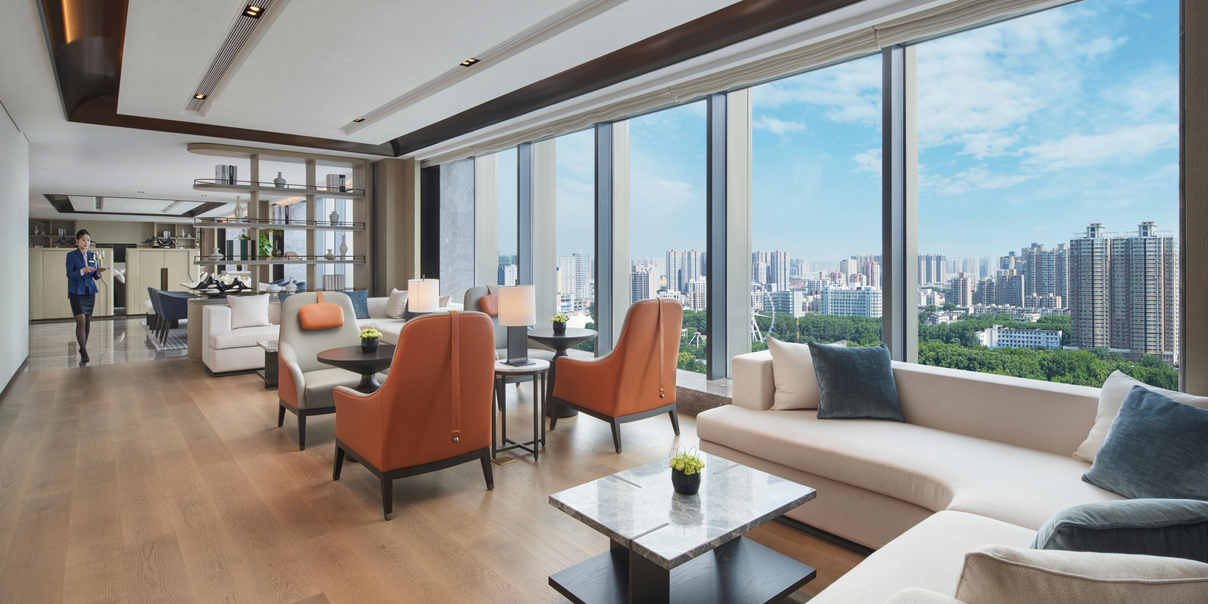 于酒店26楼的洲际行政俱乐部，设有开阔明亮的用餐区、独立会议空间和舒适静谧的阅读区域，高层视野收尽人民公园生态景观。设计灵感撷取自篙阳书院，古雅的中式线装书和用现代手法打造的当地特色陶瓷艺术品有序陈列于书柜，与水墨山水挂画呈现一派墨卷书香意境。预订行政房及以上房型，即可尊享系列专属礼遇——午后悠然下午茶，傍晚沉醉于欢乐时光鸡尾酒会，让每一刻皆成为云端上的奢享仪式。我们更将在地文化融入非凡体验，每月精心策划「非凡时刻活动」，以难忘体验，赋予旅途更深远的意蕴。于此，不止是停驻，更是一场与灵感与传统不期而遇的旅程。