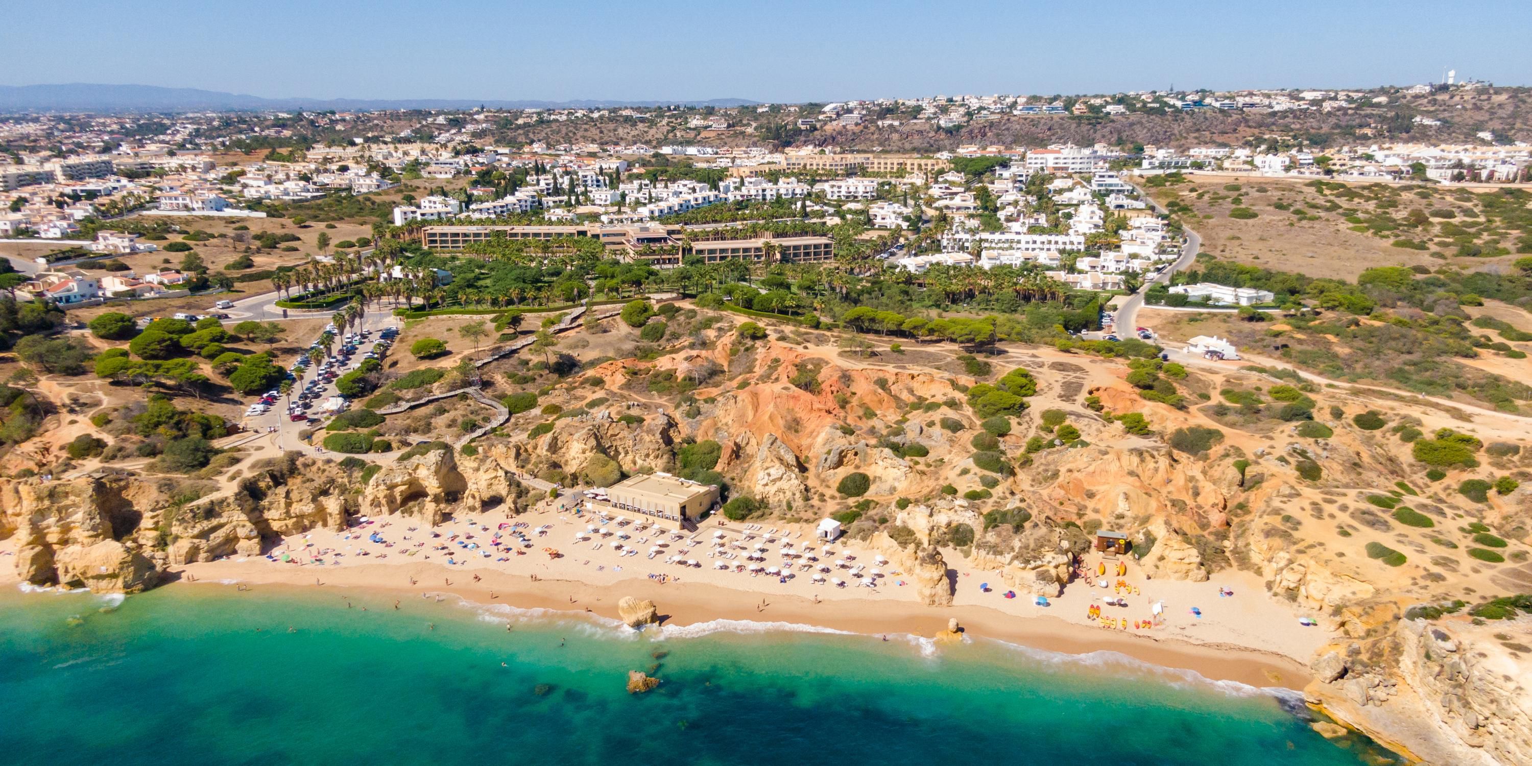 Wake up to the soothing sounds of the ocean and enjoy direct access to the stunning São Rafael Beach. A golden-sand retreat just moments away, perfect for sun-soaked days, refreshing dips, and unforgettable coastal sunsets. Your front-row seat to Algarve’s natural beauty.