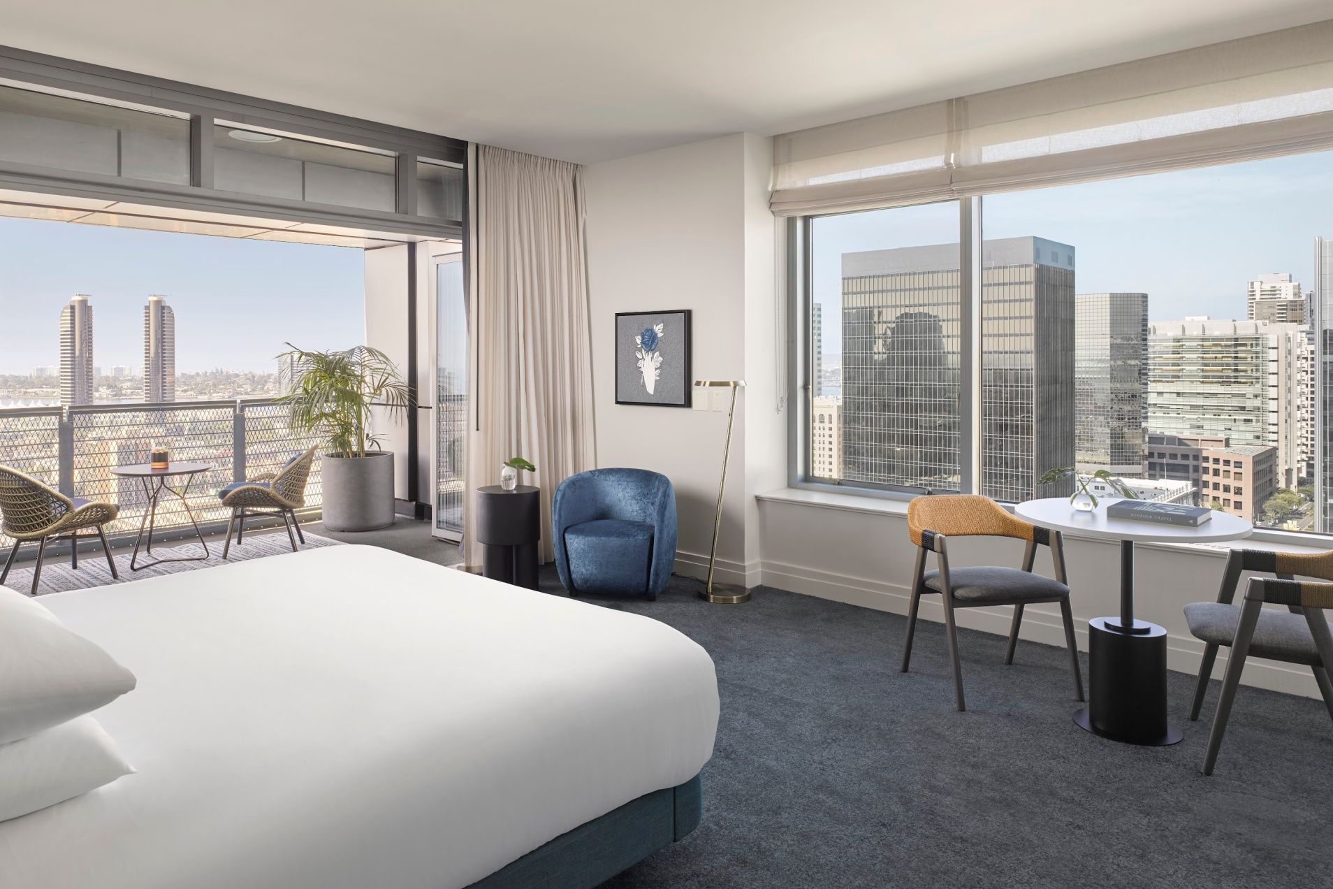 明亮的客房内透过落地窗俯瞰圣地亚哥的天际线